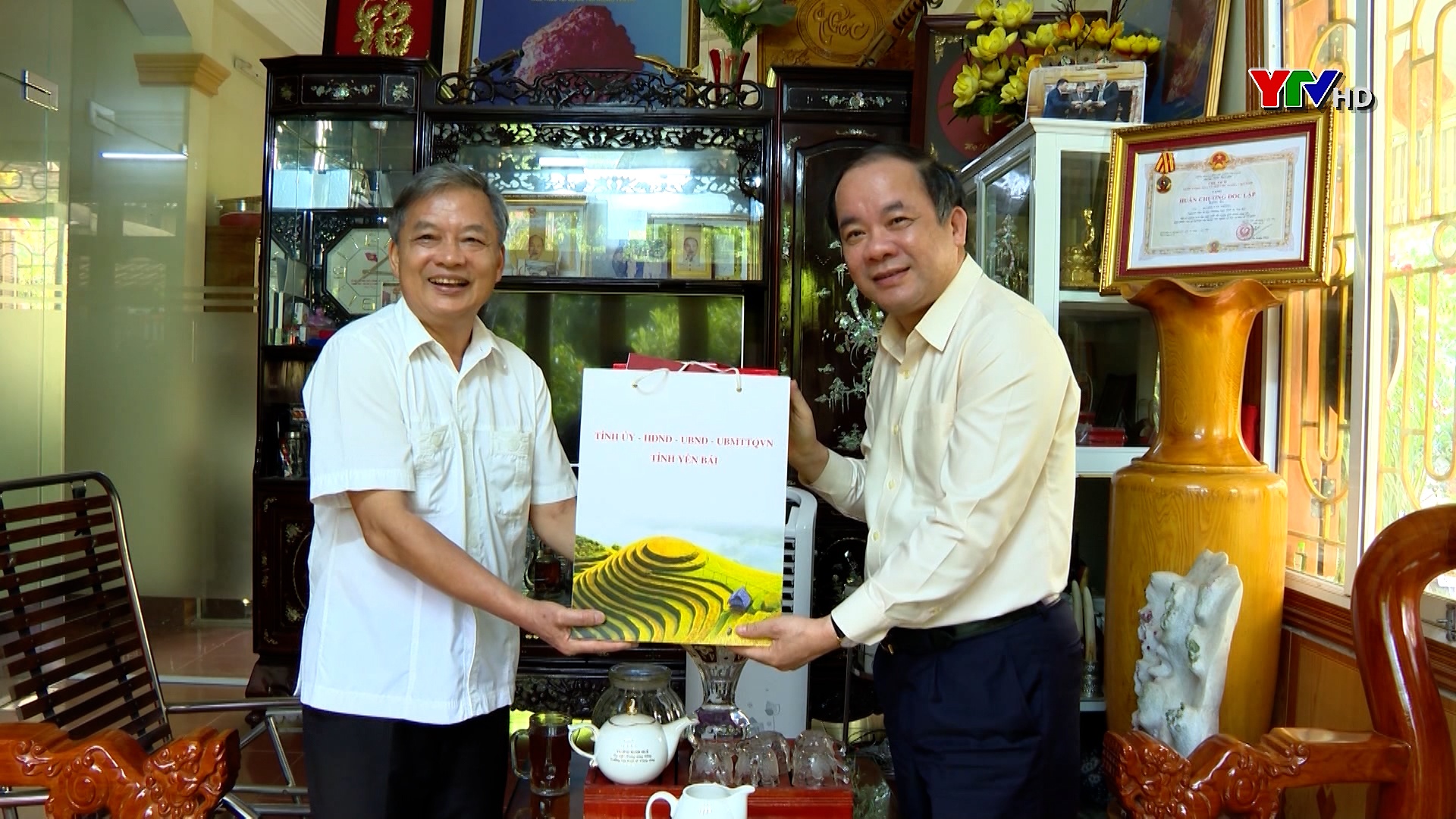 Đồng chí Phó Bí thư Thường trực Tỉnh ủy Tạ Văn Long thăm, tặng quà nguyên cán bộ chủ chốt của tỉnh