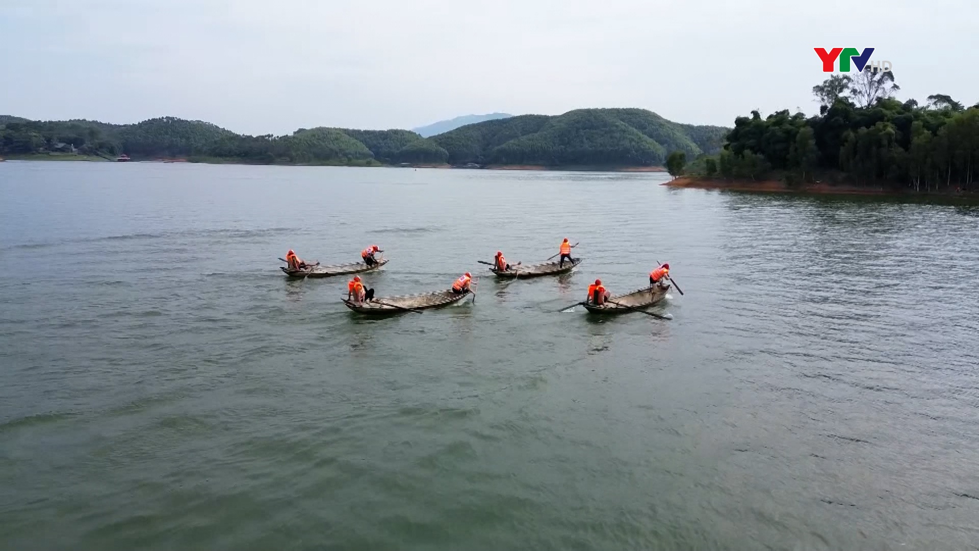 Sôi nổi Giải đua thuyền nan truyền thống các dân tộc thiểu số mở rộng vùng hồ Thác Bà năm 2023