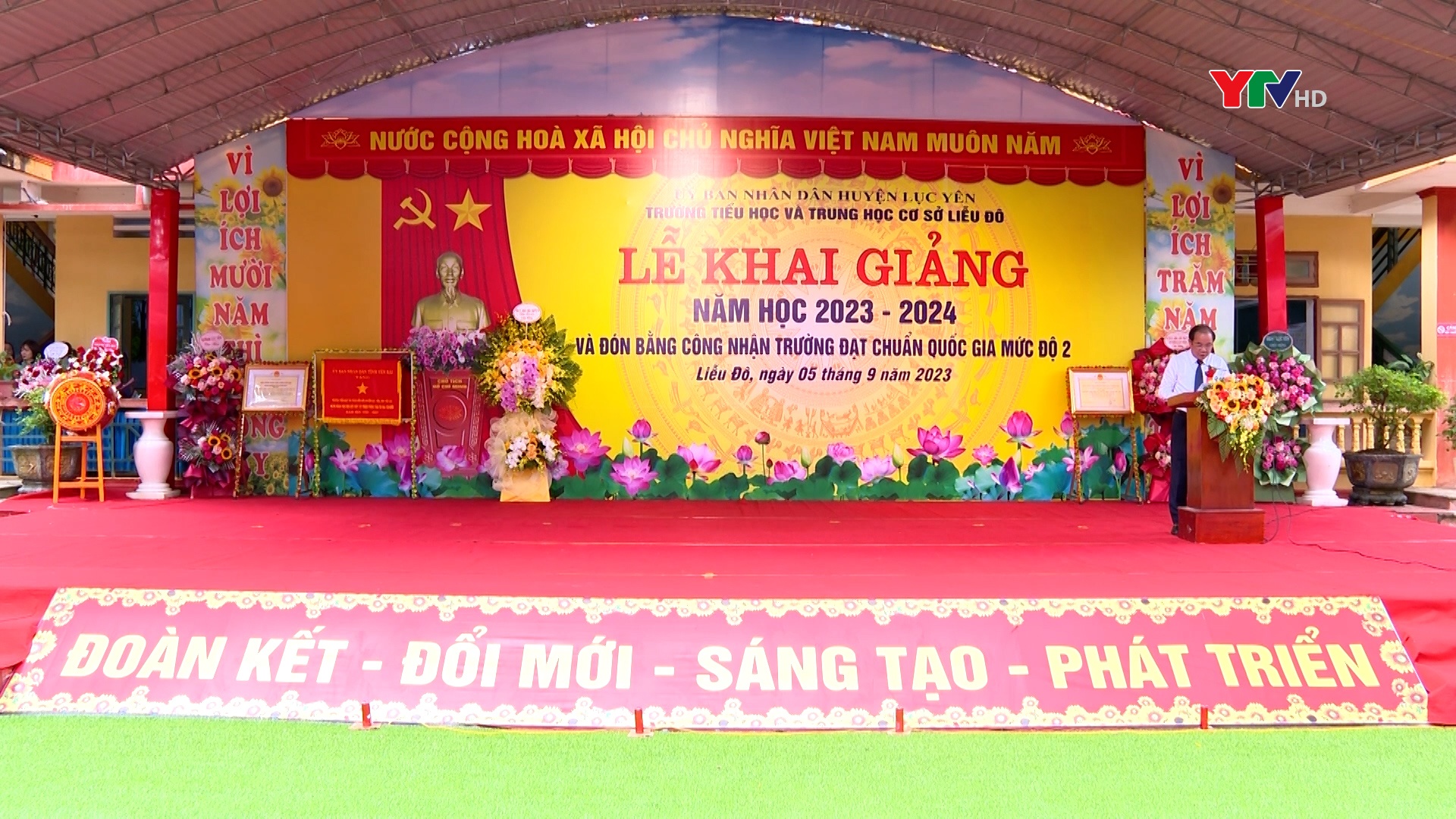 Đồng chí Phó Bí Thư Thường trực Tỉnh ủy Tạ Văn Long dự Lễ khai giảng năm học mới tại Trường TH&THCS Liễu Đô, huyện Lục Yên