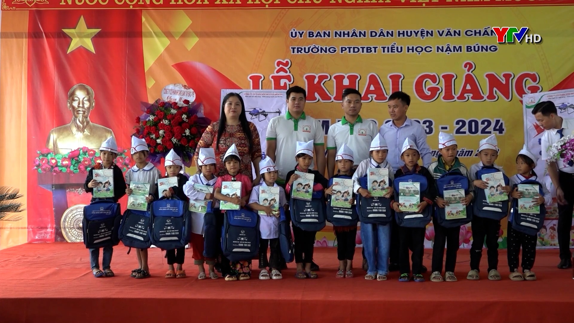 Sở Y tế thăm, tặng quà học sinh các trường xã Nậm Búng, huyện Văn Chấn