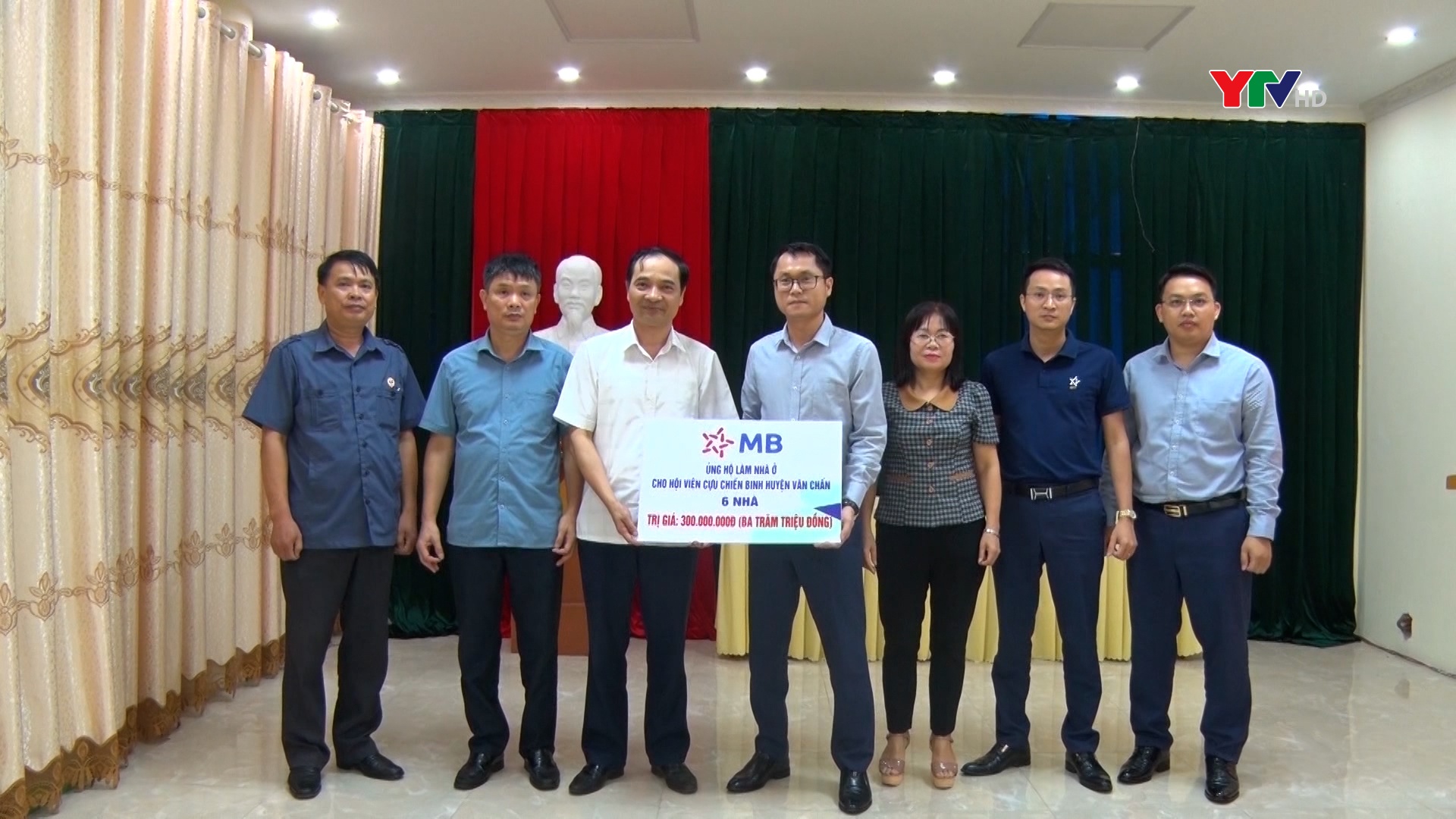 Ngân hàng TMCP Quân đội chi nhánh Yên Bái trao 300 triệu đồng hỗ trợ làm nhà ở cho Cựu chiến binh huyện Văn Chấn