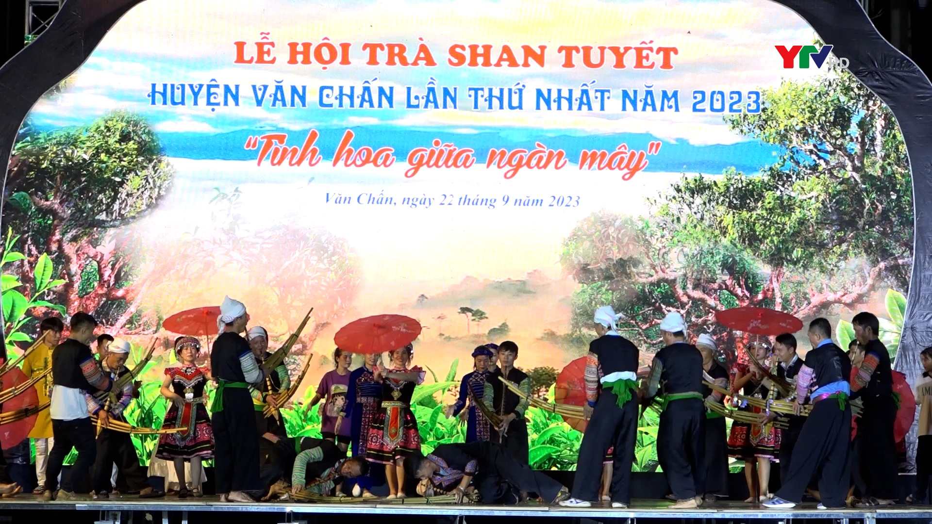 Đồng chí Phó Chủ tịch UBND tỉnh Vũ Thị Hiền Hạnh chỉ đạo sơ duyệt Chương trình nghệ thuật tại Lễ hội trà Shan tuyết huyện Văn Chấn lần thứ nhất năm 2023