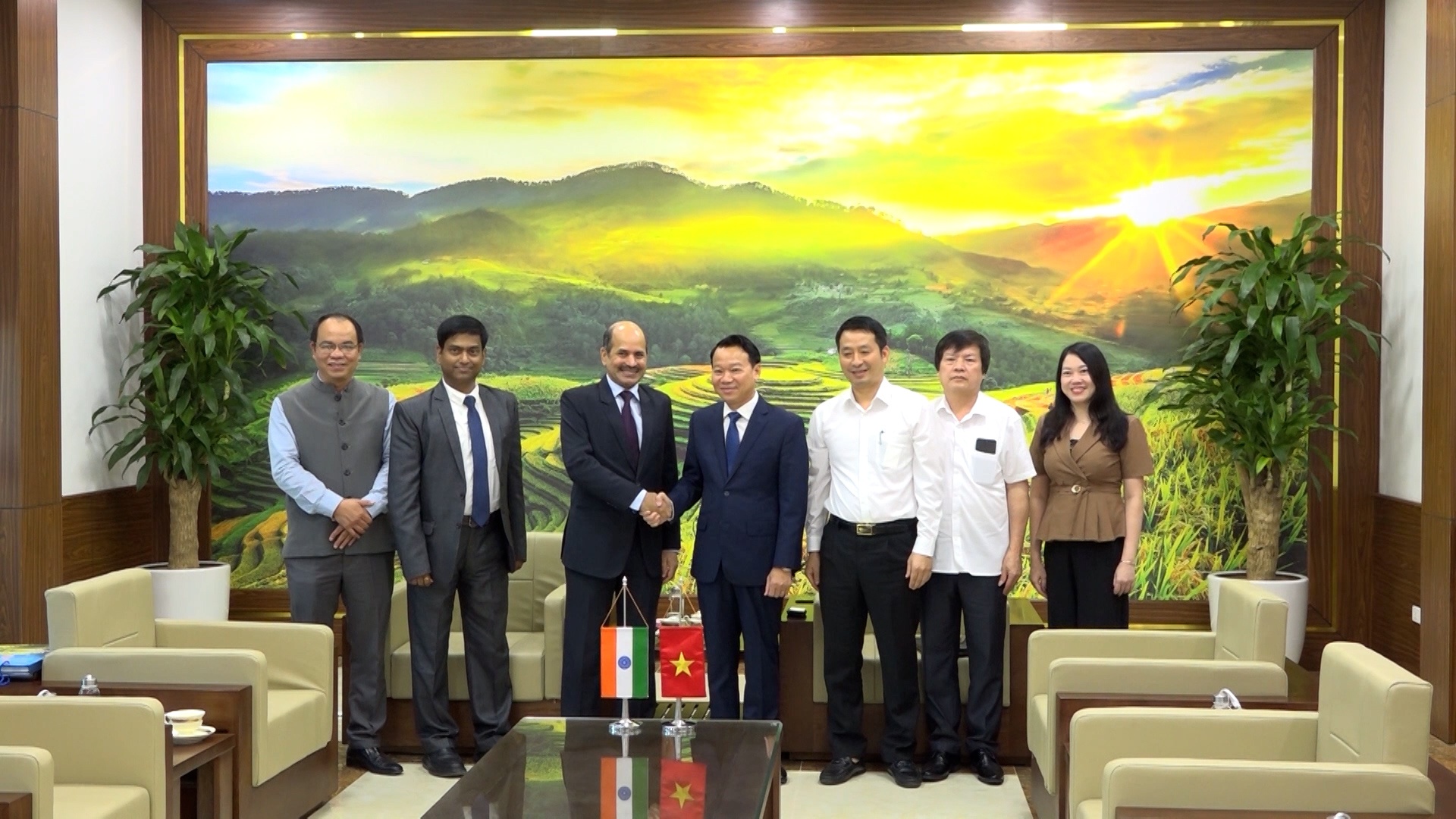 Đồng chí Bí thư Tỉnh ủy Đỗ Đức Duy tiếp Đoàn công tác của Đại sứ quán Ấn Độ tại Việt Nam chào xã giao lãnh đạo tỉnh