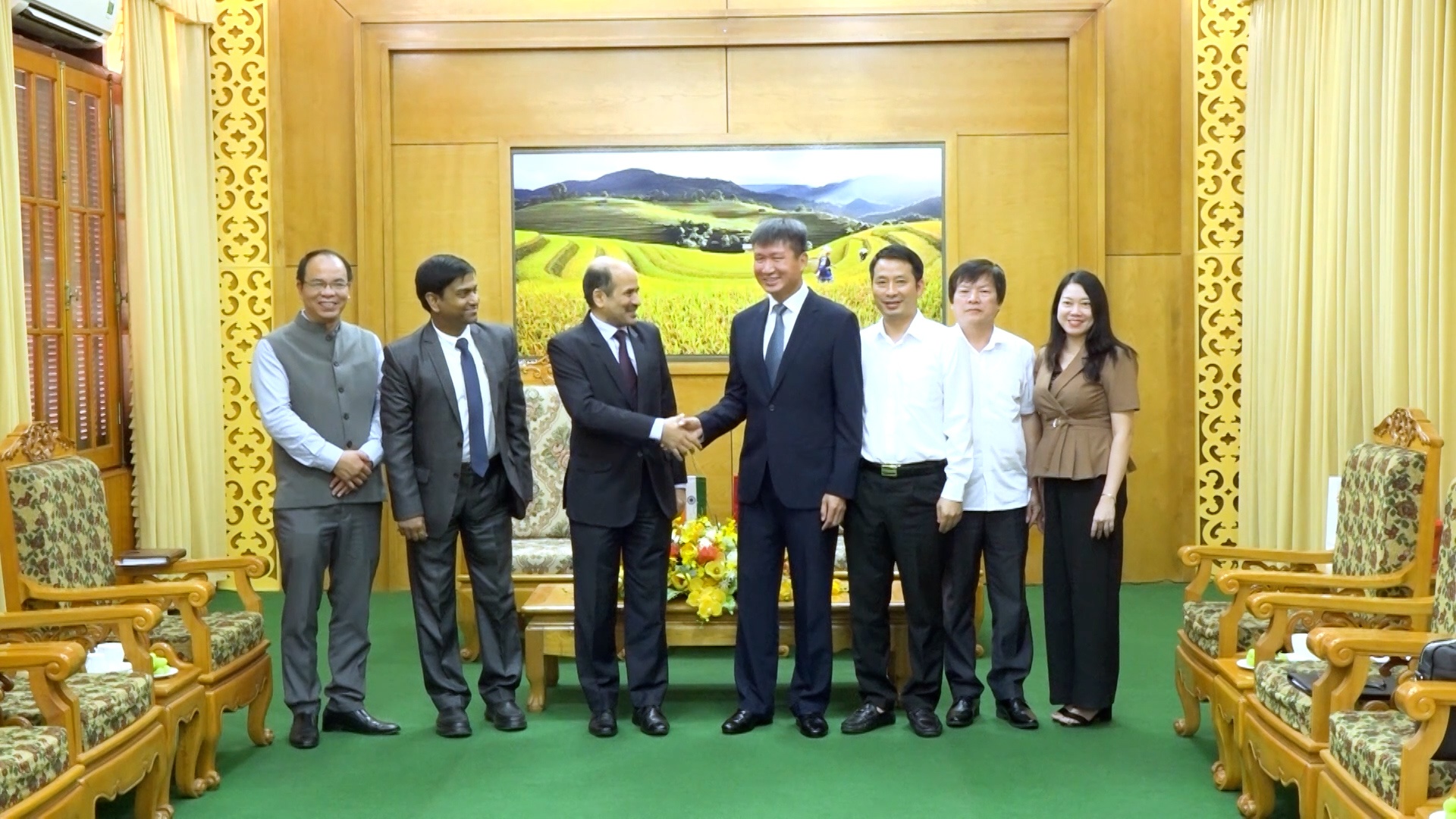 Đồng chí Chủ tịch UBND tỉnh Trần Huy Tuấn làm việc với Đoàn công tác của Đại sứ quán Ấn Độ tại Việt Nam