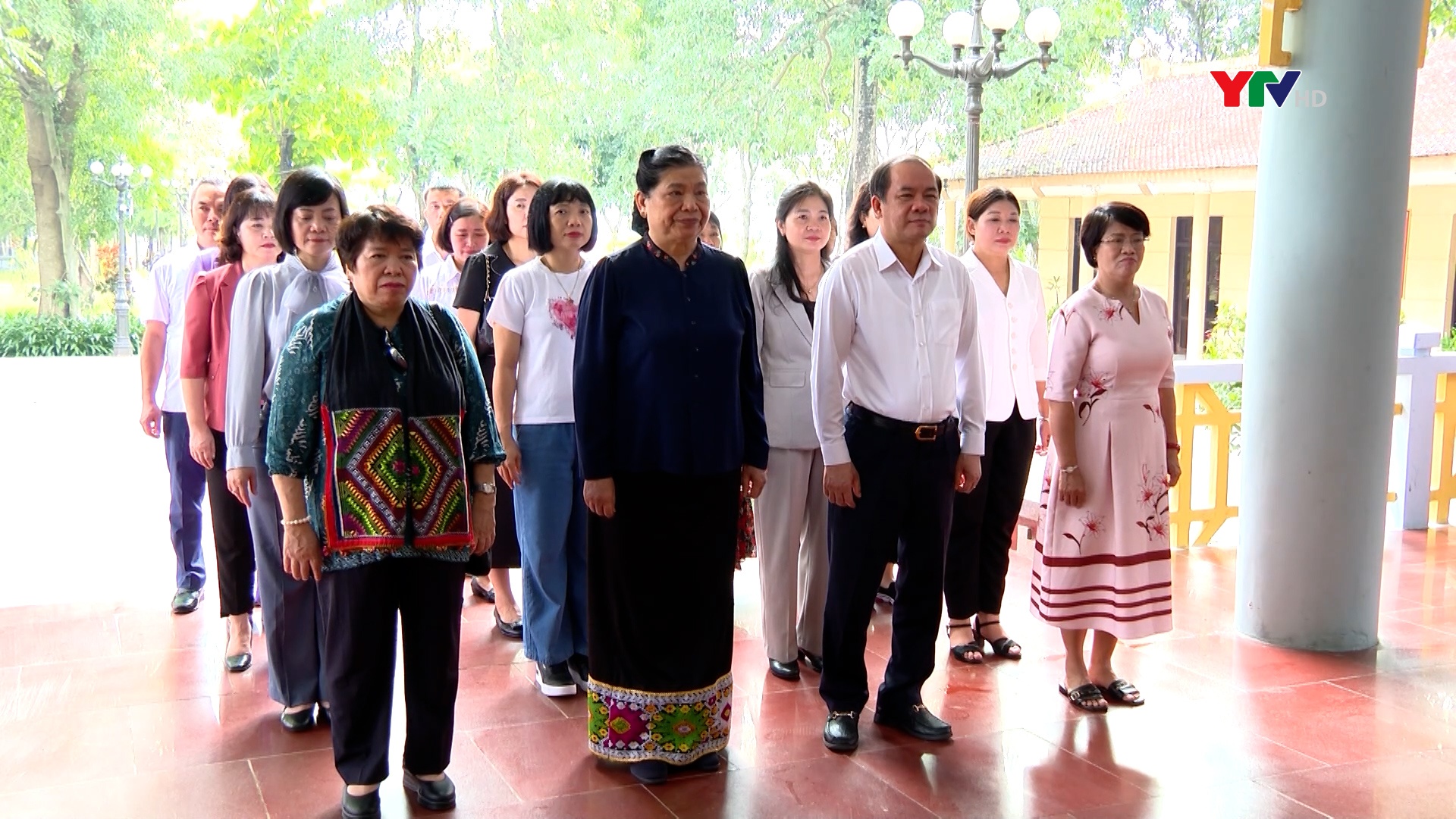 Đoàn nữ đại biểu Quốc hội Việt Nam dâng hương tại Khu di tích lịch sử quốc gia Căng và Đồn Nghĩa Lộ