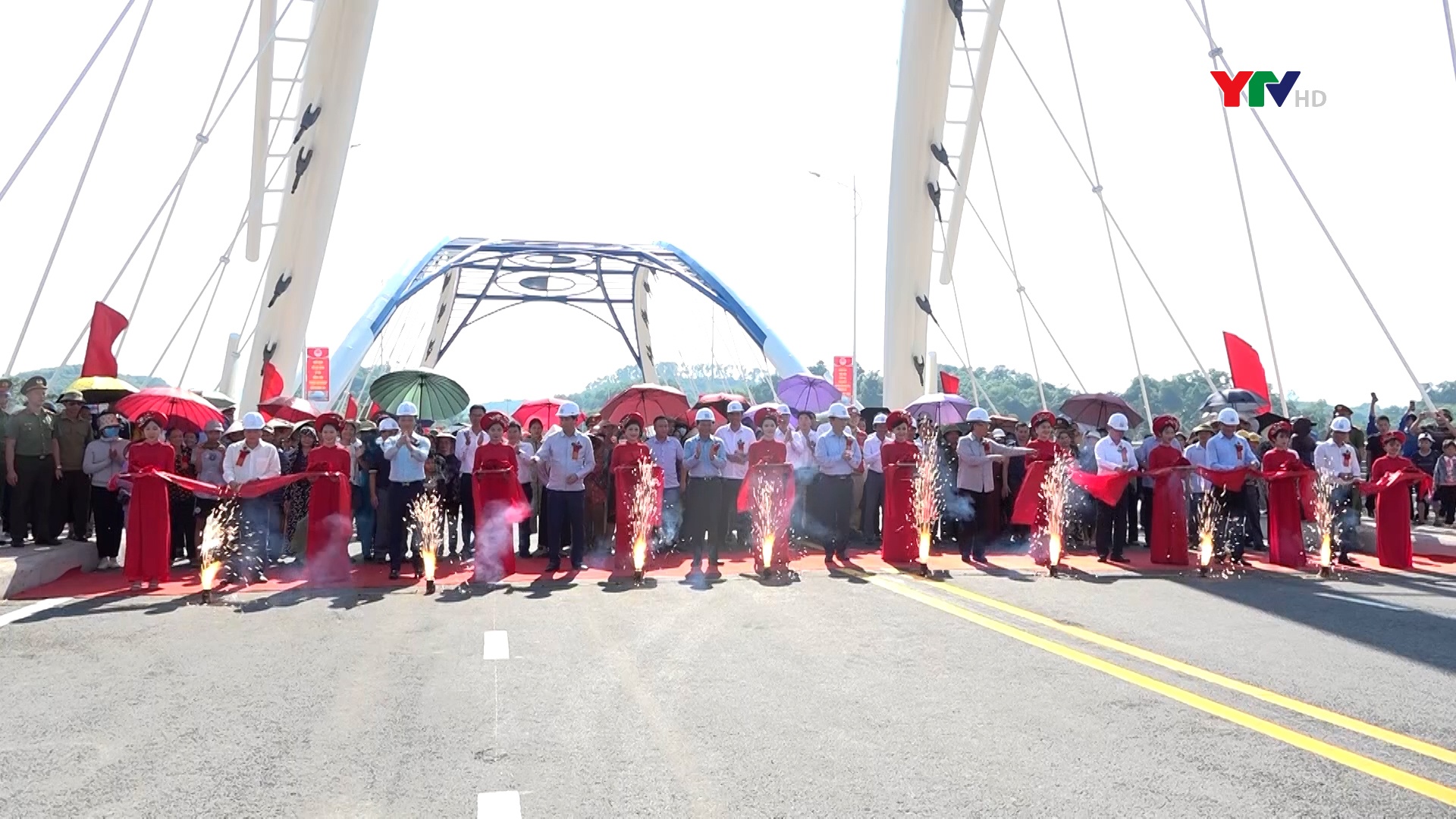Phó Thủ tướng Chính phủ Trần Hồng Hà dự Lễ khánh thành công trình cầu Giới Phiên, thành phố Yên Bái