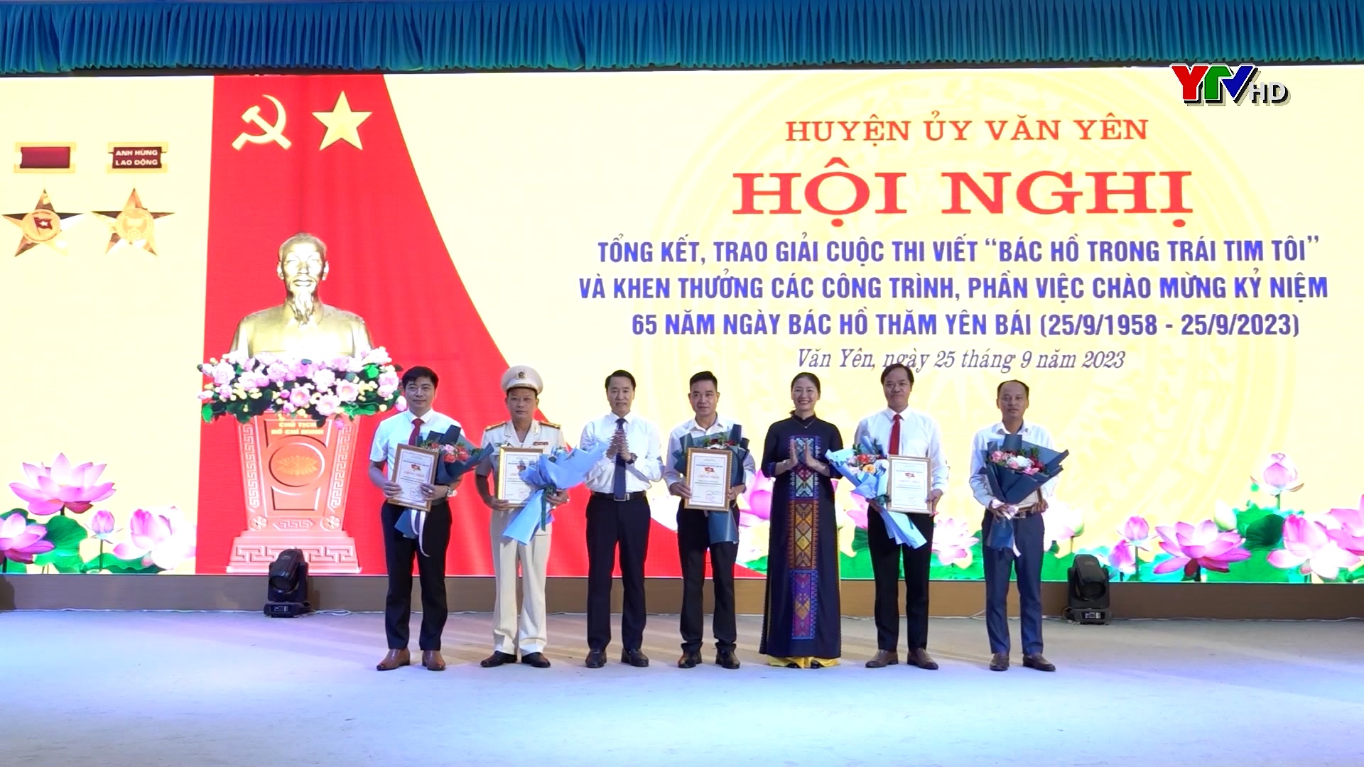 Huyện Văn Yên trao giải Cuộc thi viết “Bác Hồ trong trái tim tôi” và khen thưởng 10 công trình, phần việc chào mừng kỷ niệm 65 năm Ngày Bác Hồ thăm Yên Bái
