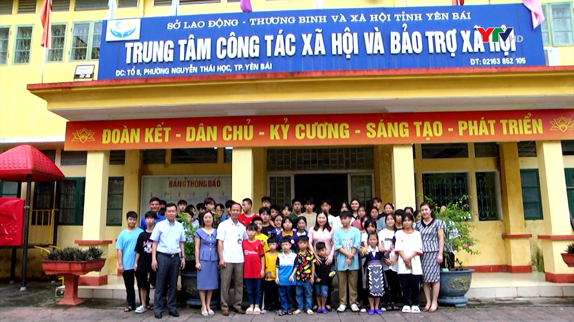 Đồng chí Phó Chủ tịch UBND tỉnh Vũ Thị Hiền Hạnh tặng quà Tết Trung thu tại Trung tâm CTXH&BTXH tỉnh
