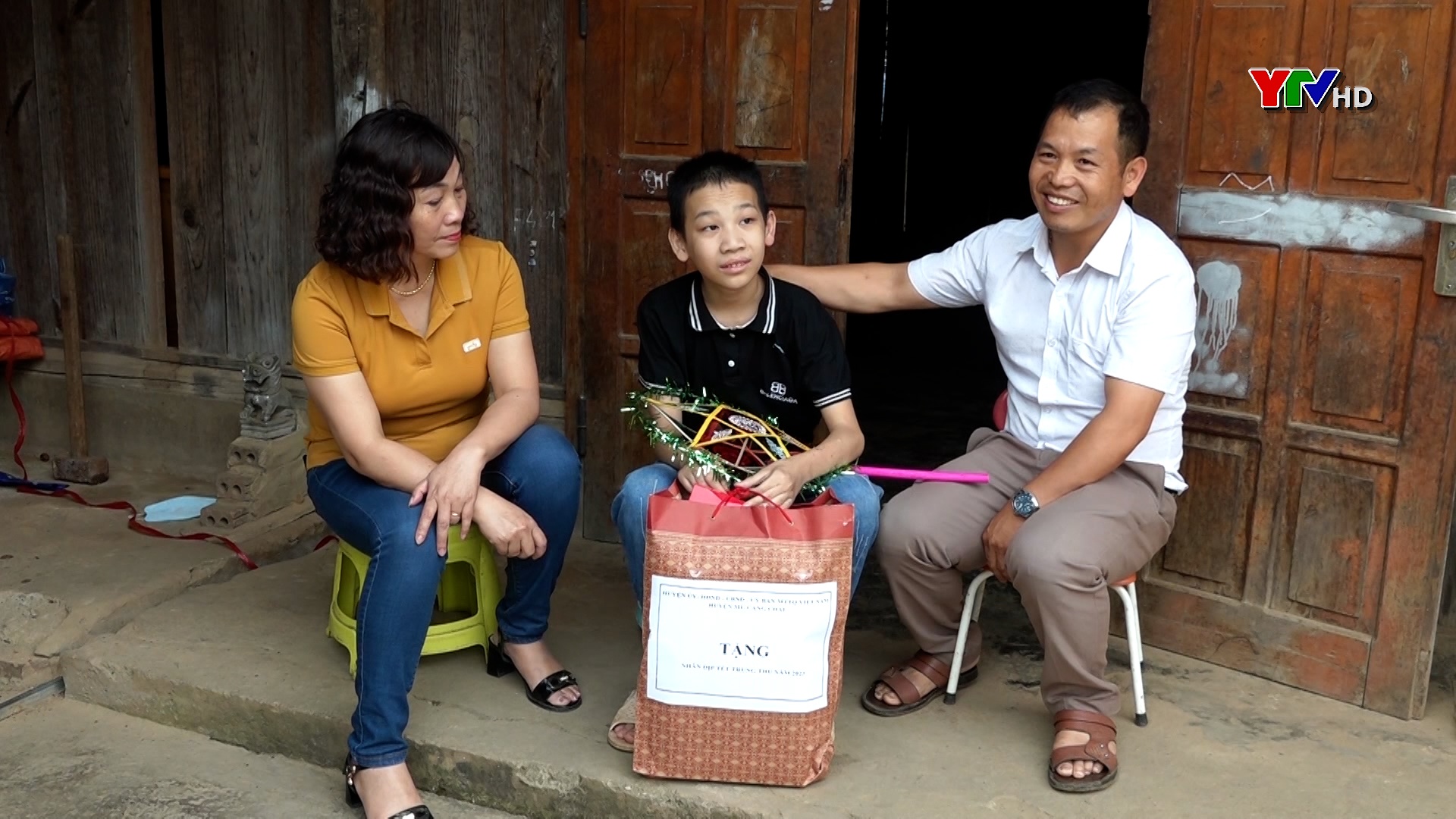 Mù Cang Chải tặng quà Tết Trung thu cho trẻ khuyết tật đặc biệt nặng