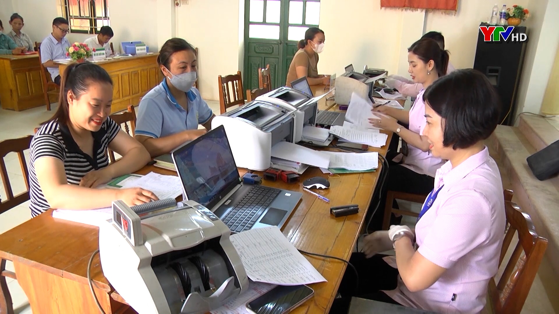 Phòng giao dịch Ngân hàng CSXH Văn Yên giúp người dân vay vốn phát triển kinh tế