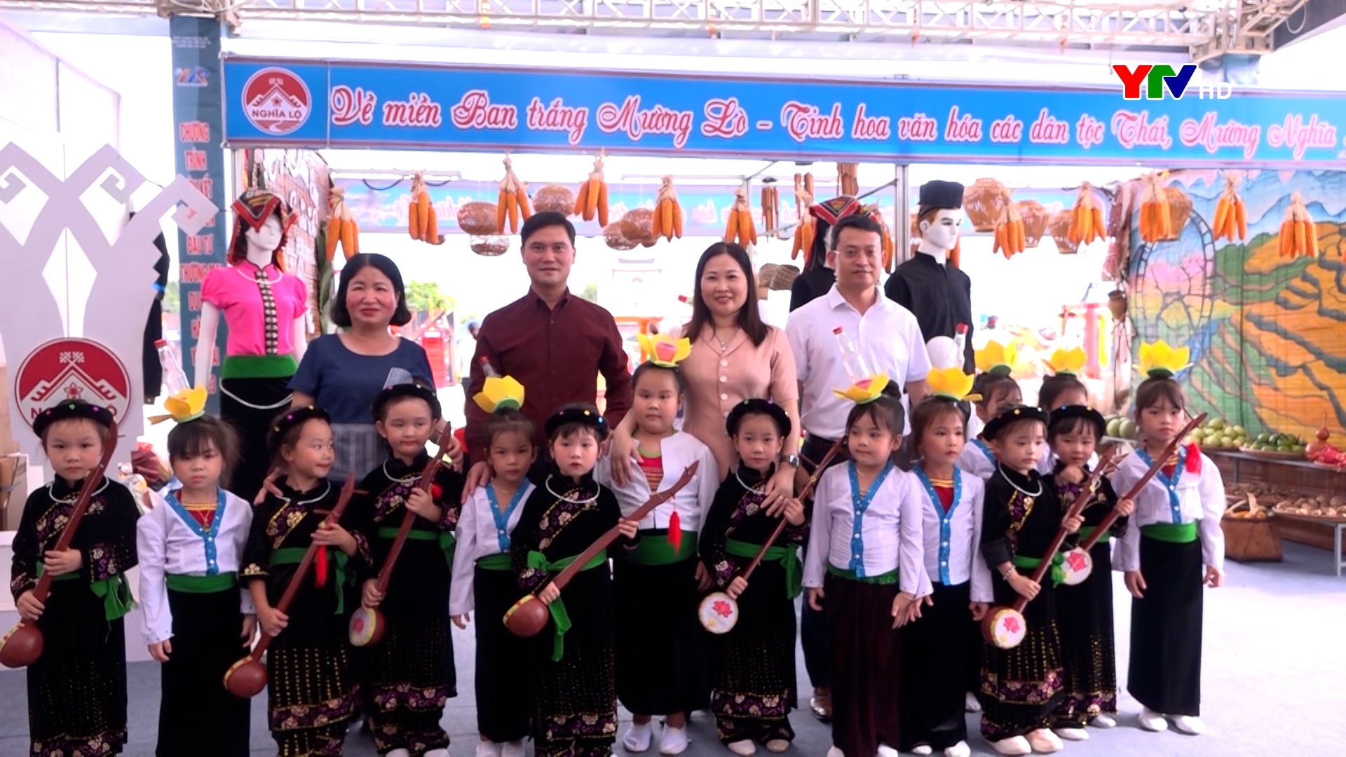 Đồng chí Phó Chủ tịch UBND tỉnh Vũ Thị Hiền Hạnh thăm quan các hoạt động văn hóa du lịch tại thị xã Nghĩa Lộ