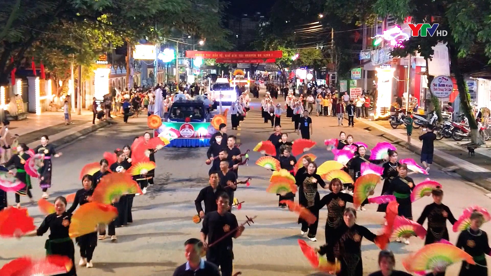 Diễu diễn đường phố đậm sắc màu văn hóa các dân tộc