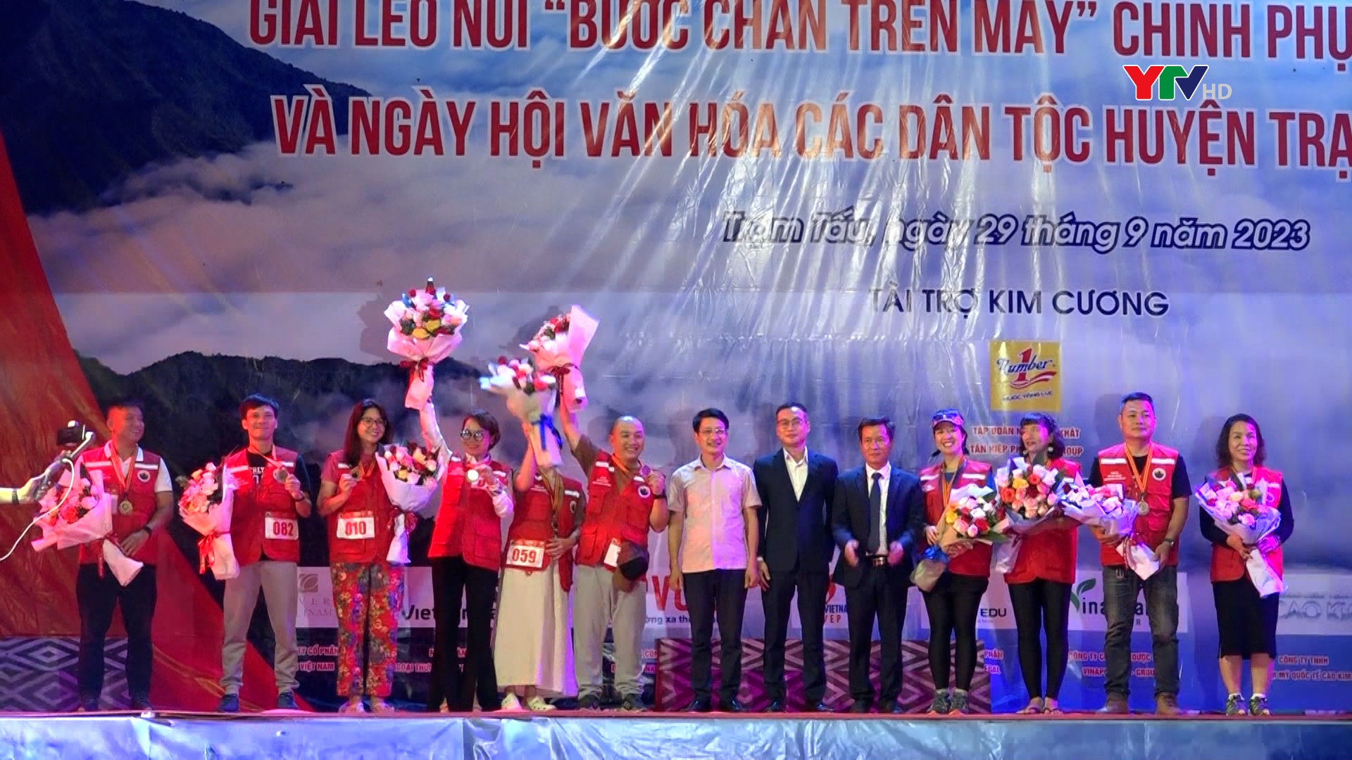 Trên 100 vận động viên tham gia Giải leo núi “Bước chân trên mây” chinh phục đỉnh Tà Chì Nhù, huyện Trạm Tấu