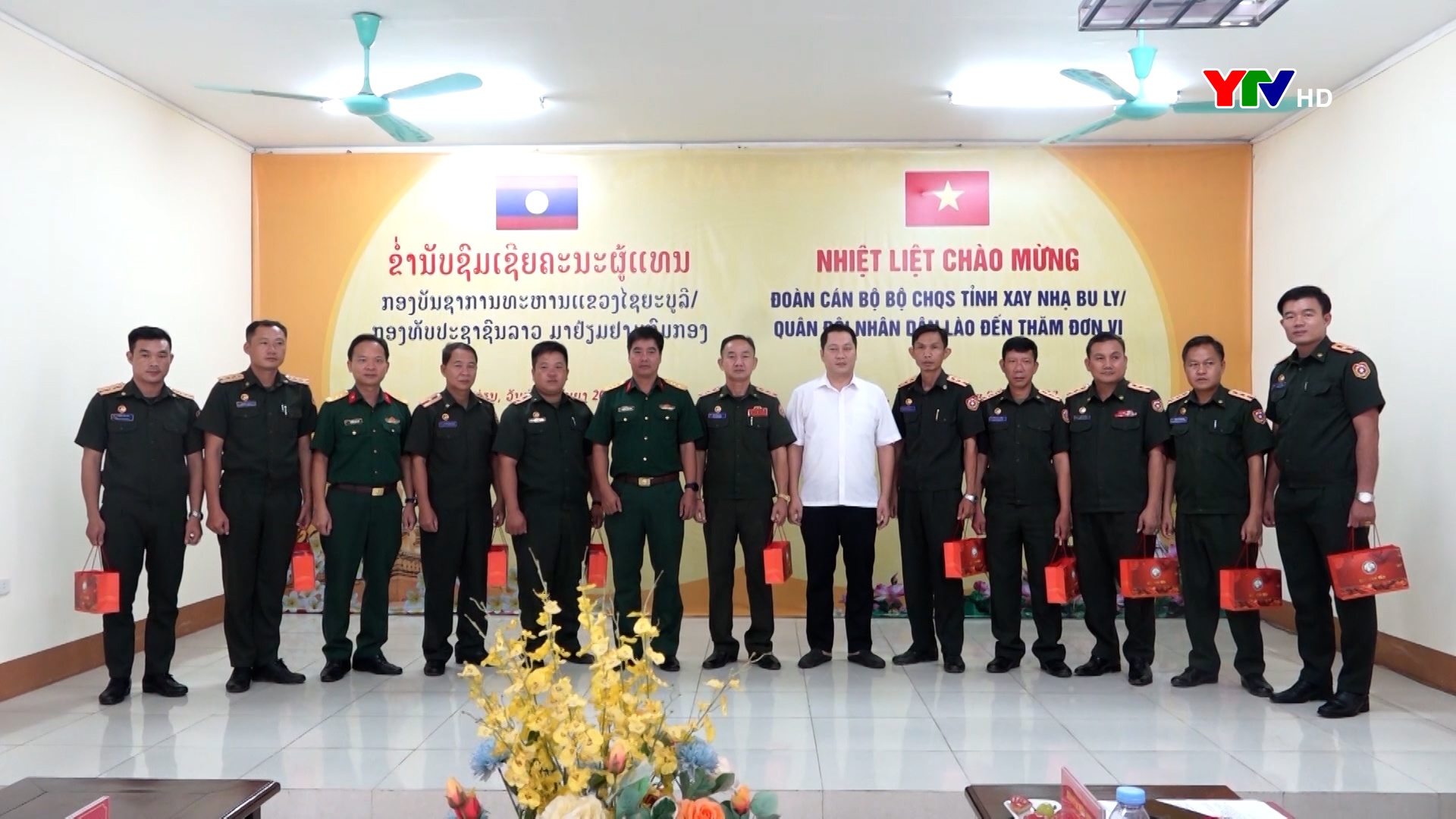 Bộ CHQS tỉnh Xay Nha Bu Ly (QĐND Lào) hội đàm và trao đổi kinh nghiệm tại Ban CHQS huyện Văn Yên
