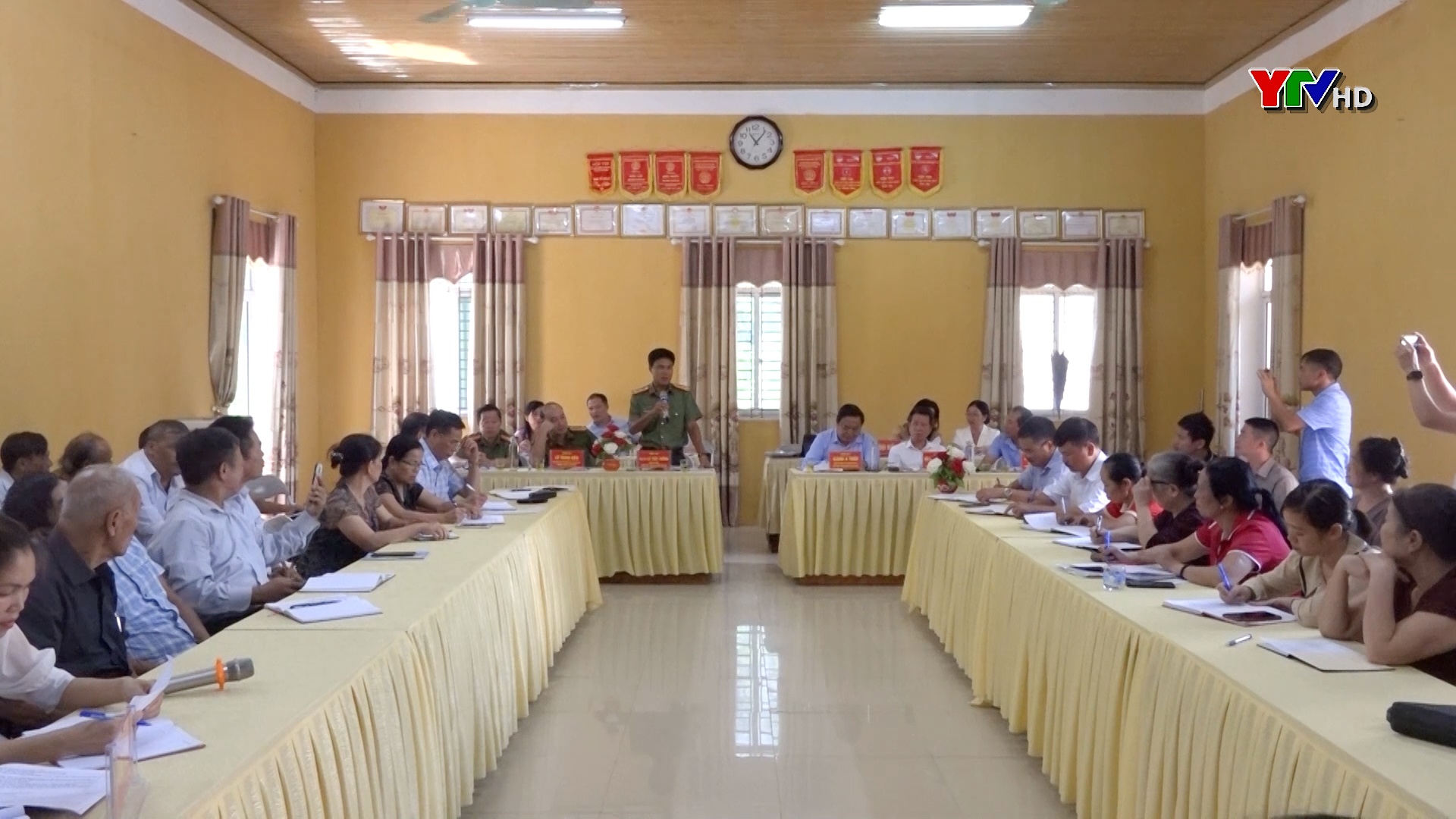 Giám đốc Công an tỉnh Lê Việt Thắng dự sinh hoạt tại Chi bộ 2, Đảng ủy thị trấn Trạm Tấu, huyện Trạm Tấu