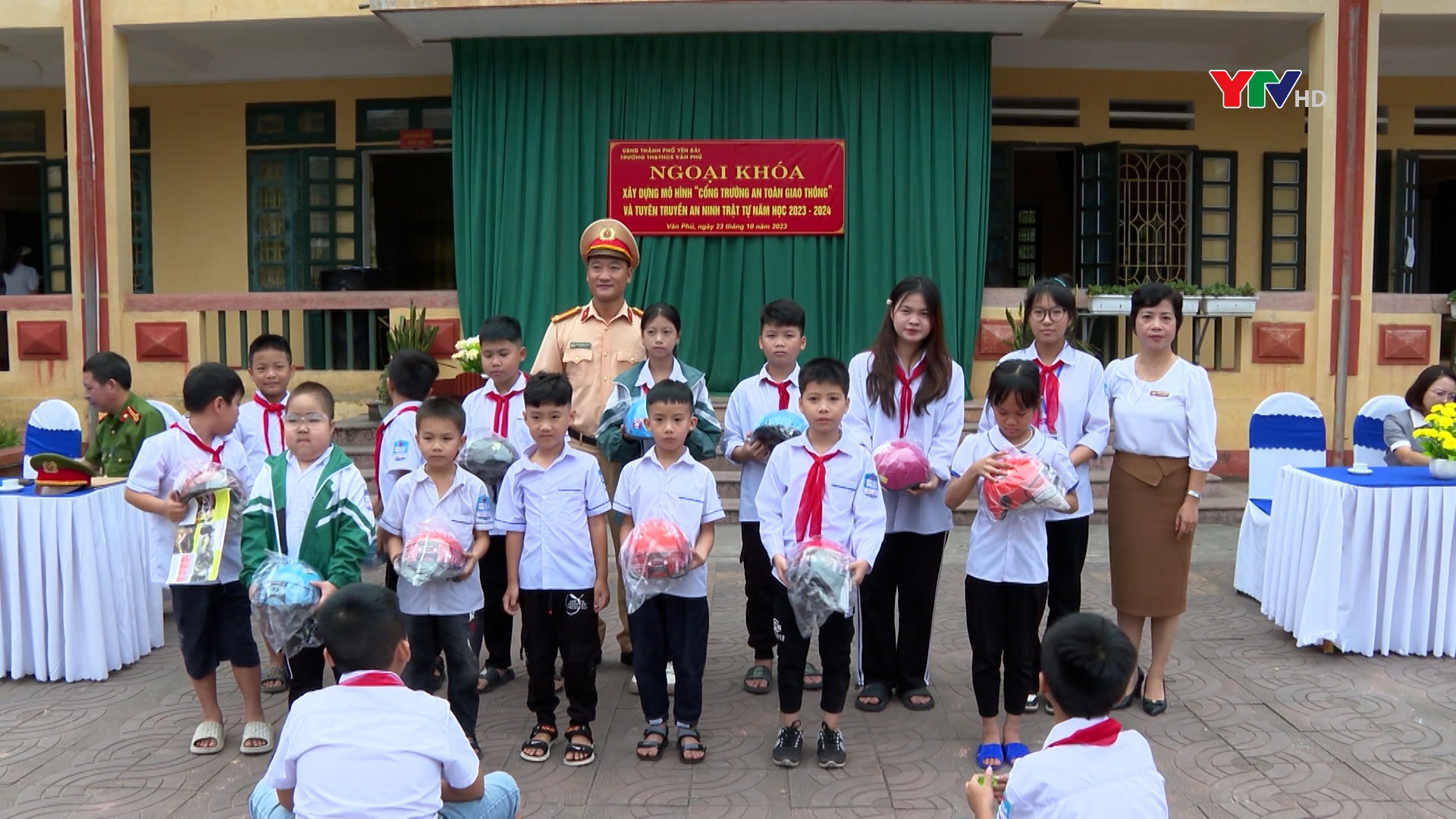 Ra mắt mô hình “cổng trường an toàn giao thông” tại Trường TH và THCS Văn Phú, TP Yên Bái