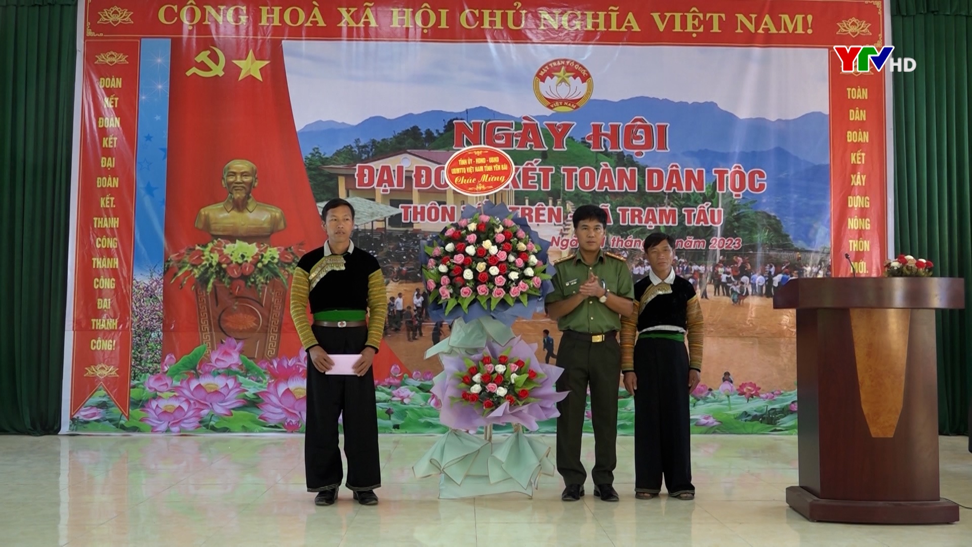 Giám đốc Công an tỉnh Yên Bái Lê Việt Thắng dự Ngày hội Đại đoàn kết tại thôn Tấu Trên, xã Trạm Tấu, huyện Trạm Tấu