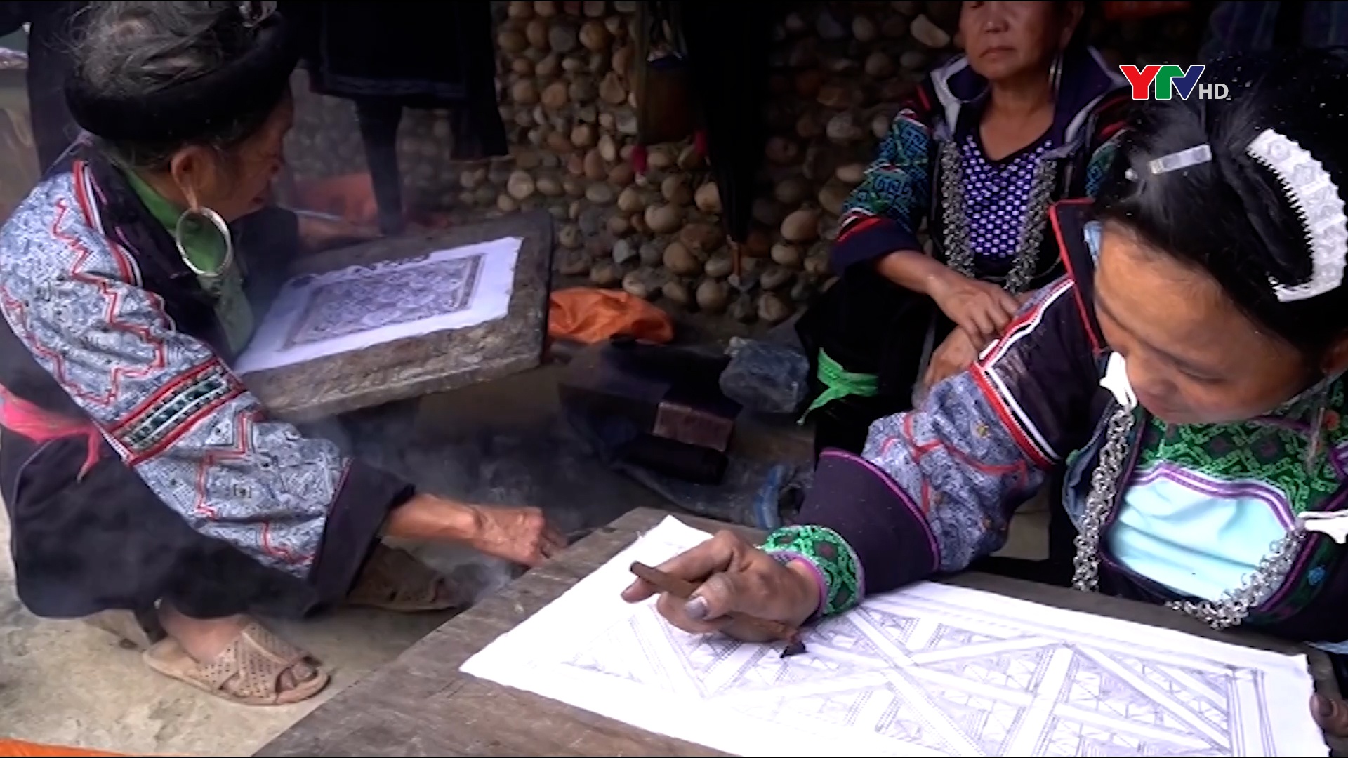 Yên Bái: Nghệ thuật dùng sáp ong tạo hoa văn trên vải của người Mông là Di sản văn hóa phi vật thể quốc gia
