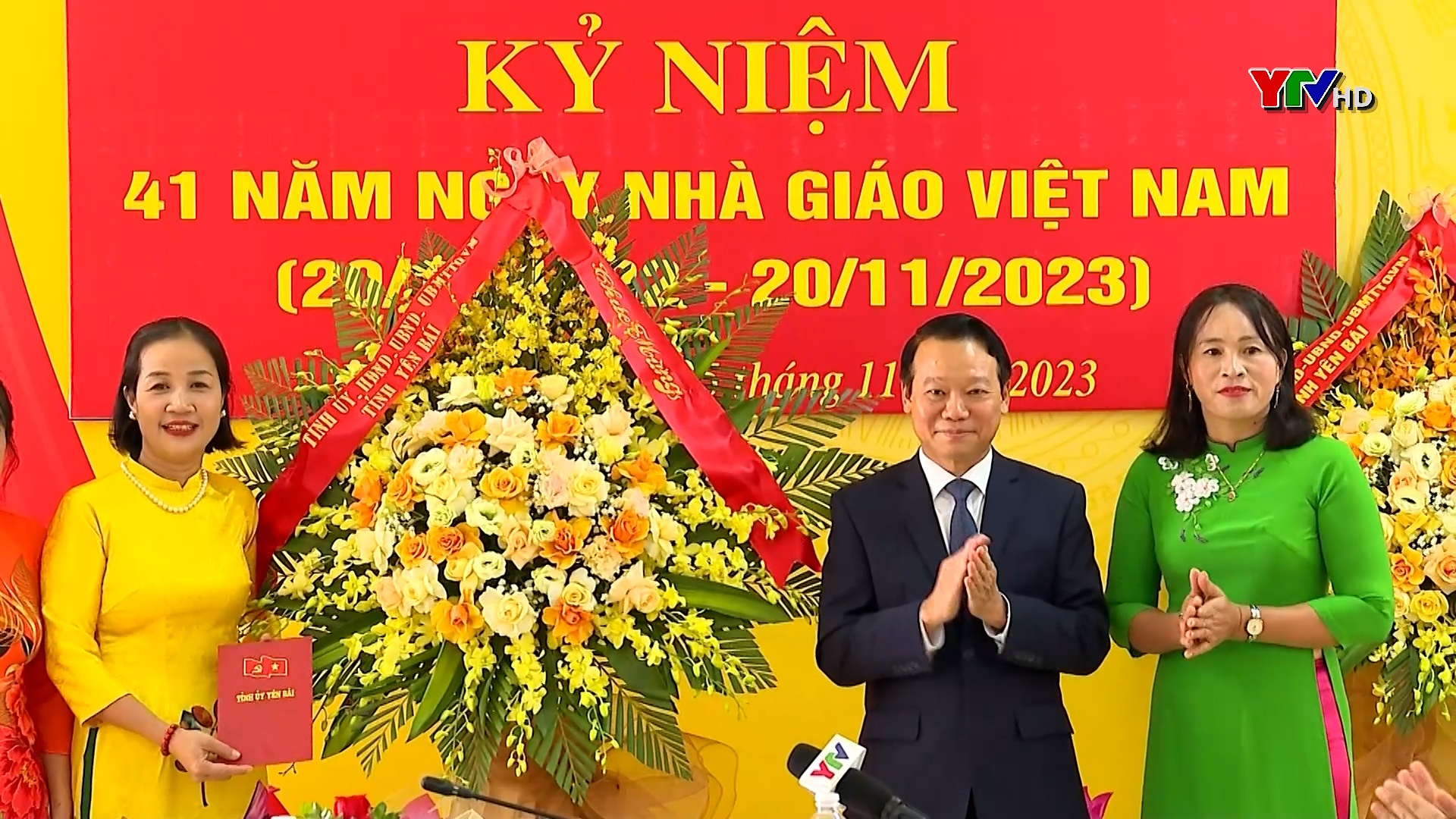 Đồng chí Bí thư Tỉnh uỷ Đỗ Đức Duy chúc mừng giáo viên các trường học tại xã Mường Lai, huyện Lục Yên