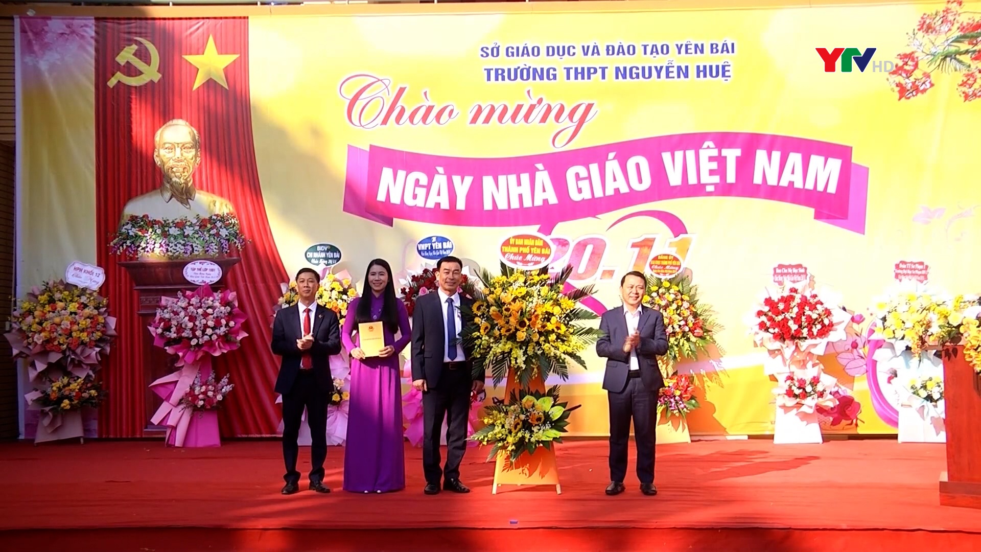 Trường THPT Nguyễn Huệ -TP Yên Bái gặp mặt các thế hệ thầy, cô giáo và kỷ niệm Ngày Nhà giáo Việt Nam