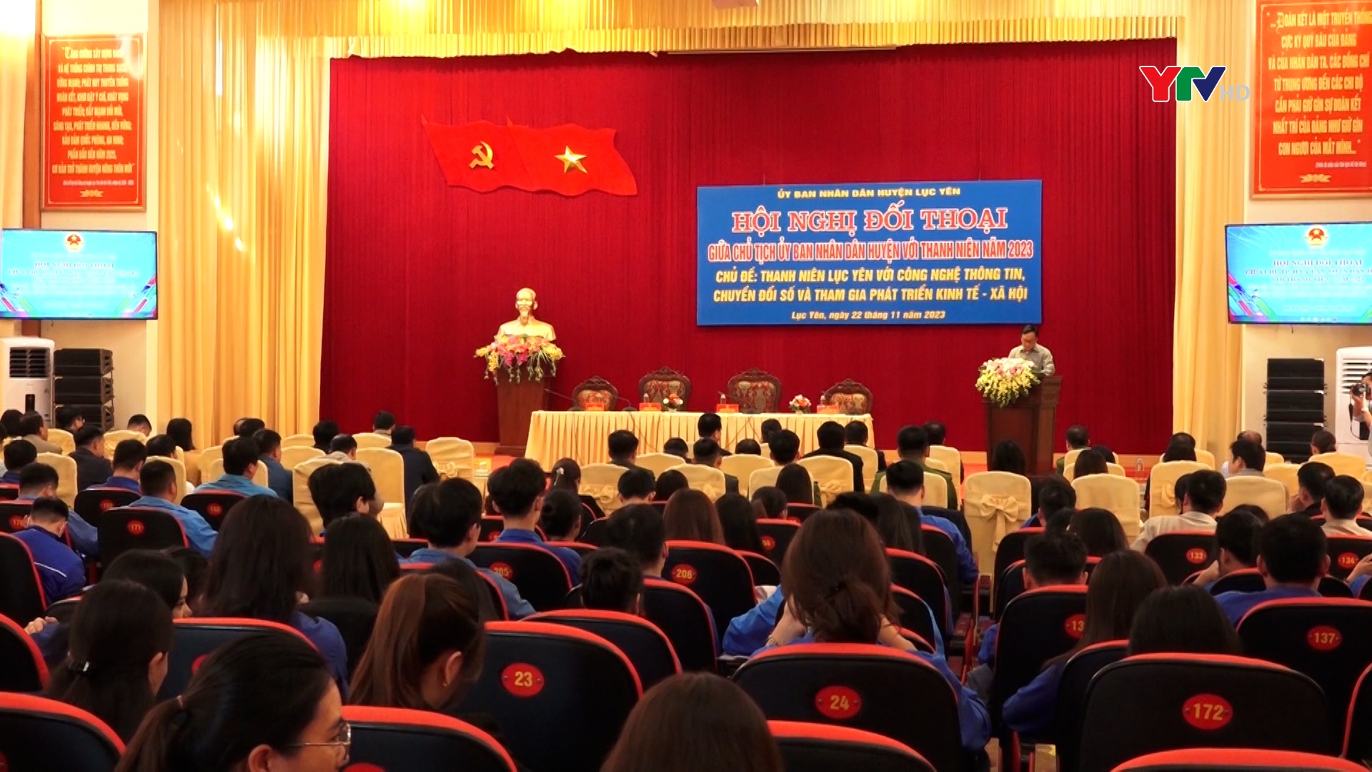 Chủ tịch UBND huyện Lục Yên đối thoại với đoàn viên thanh niên