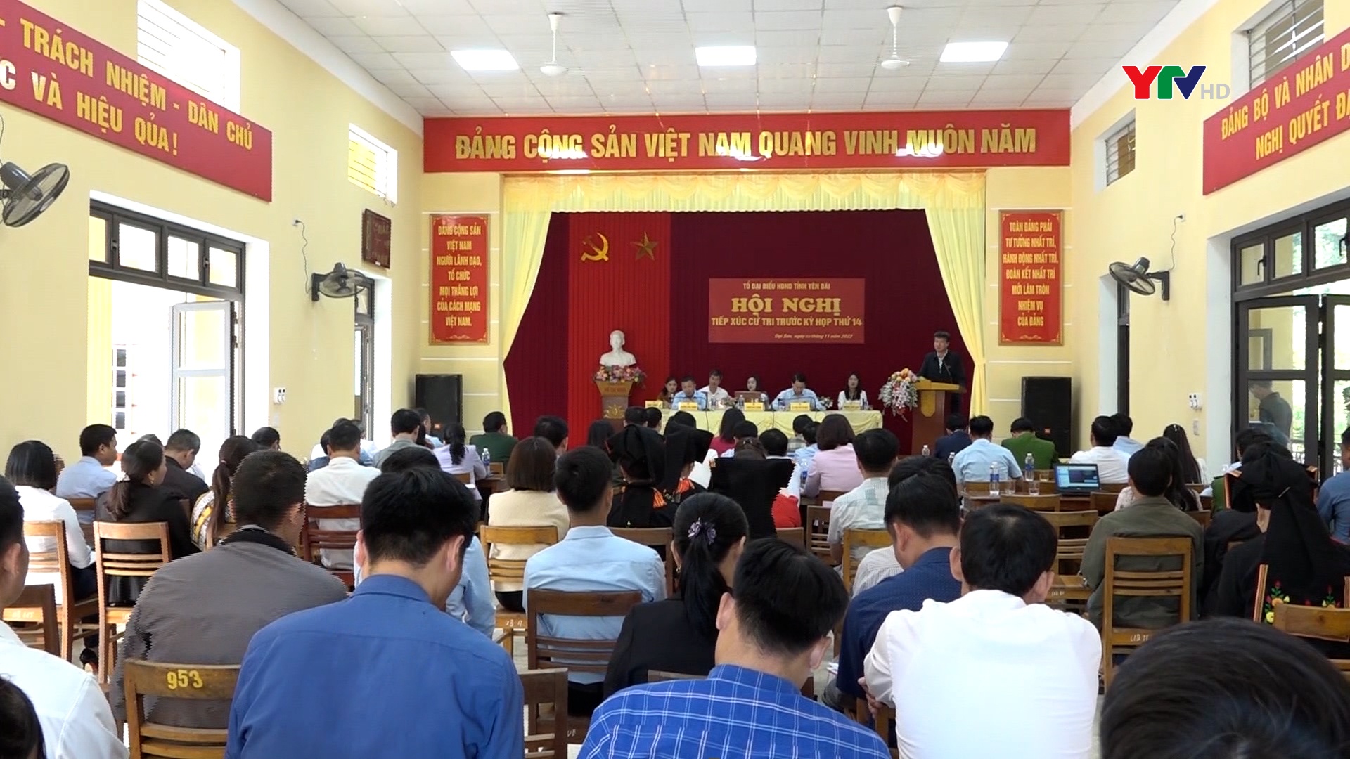 Đồng chí Phó Bí thư Tỉnh ủy, Chủ tịch UBND tỉnh Trần Huy Tuấn tiếp xúc cử tri huyện Văn Yên