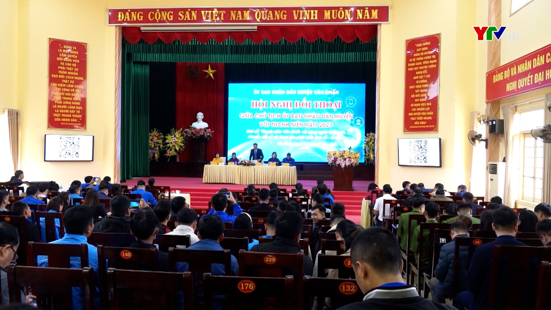 Chủ tịch UBND huyện Văn Chấn đối thoại với đoàn viên, thanh niên