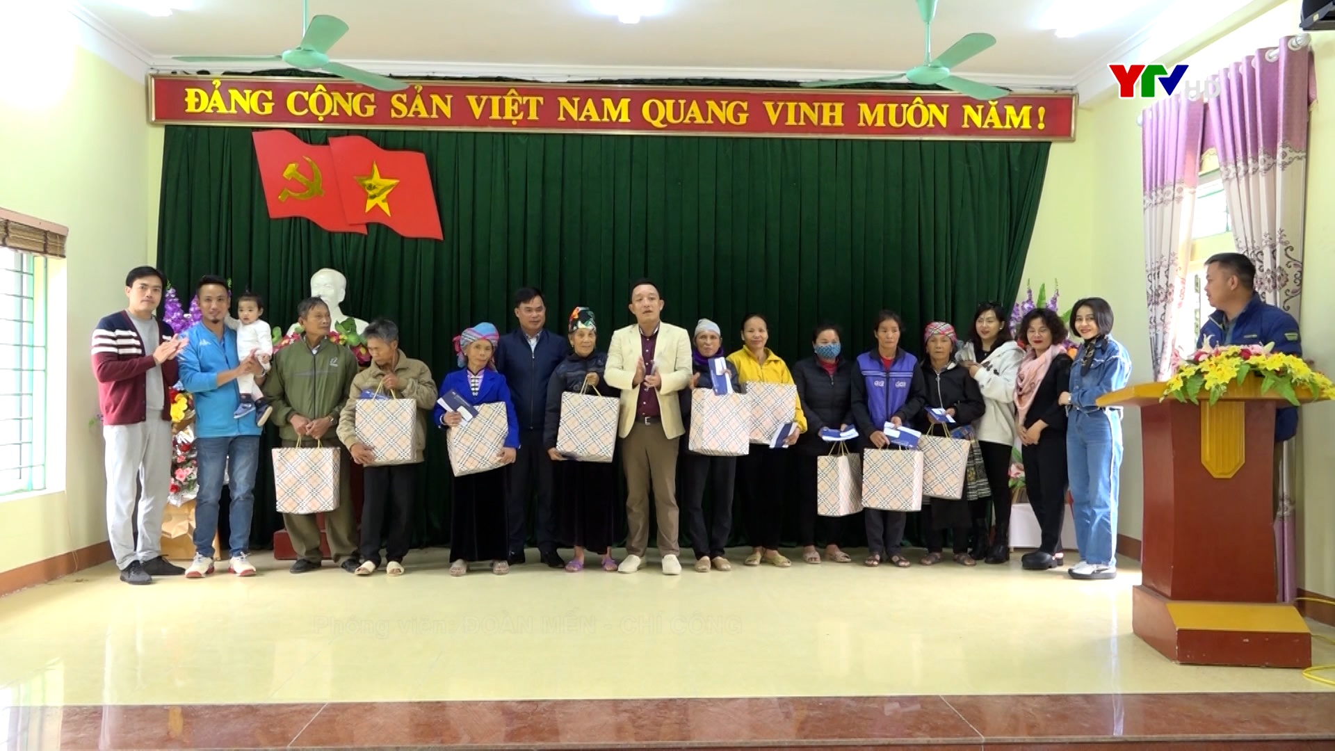 Công ty Bảo hiểm PVI phía Nam thăm, tặng quà hộ nghèo xã Phù Nham, thị xã Nghĩa Lộ