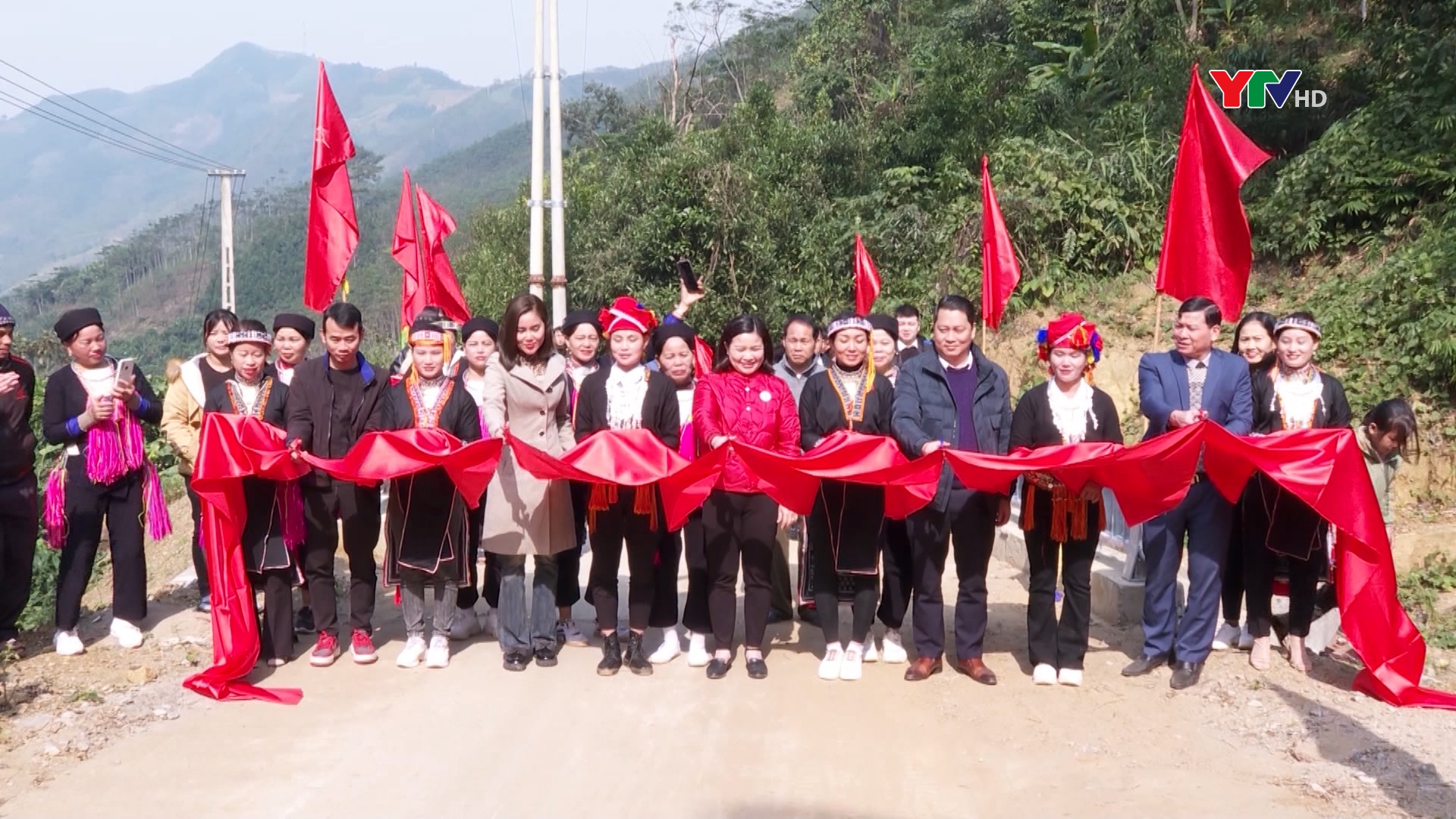 Khánh thành công trình đường và cầu tràn liên thôn Bùn Dạo - Hang Gấu, xã Lang Thíp, huyện Văn Yên