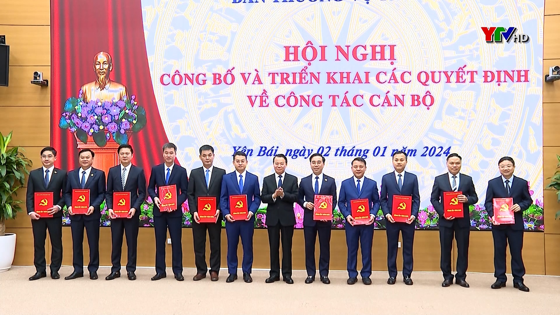 Ban Thường vụ Tỉnh ủy Yên Bái công bố và trao 11 quyết định về công tác cán bộ