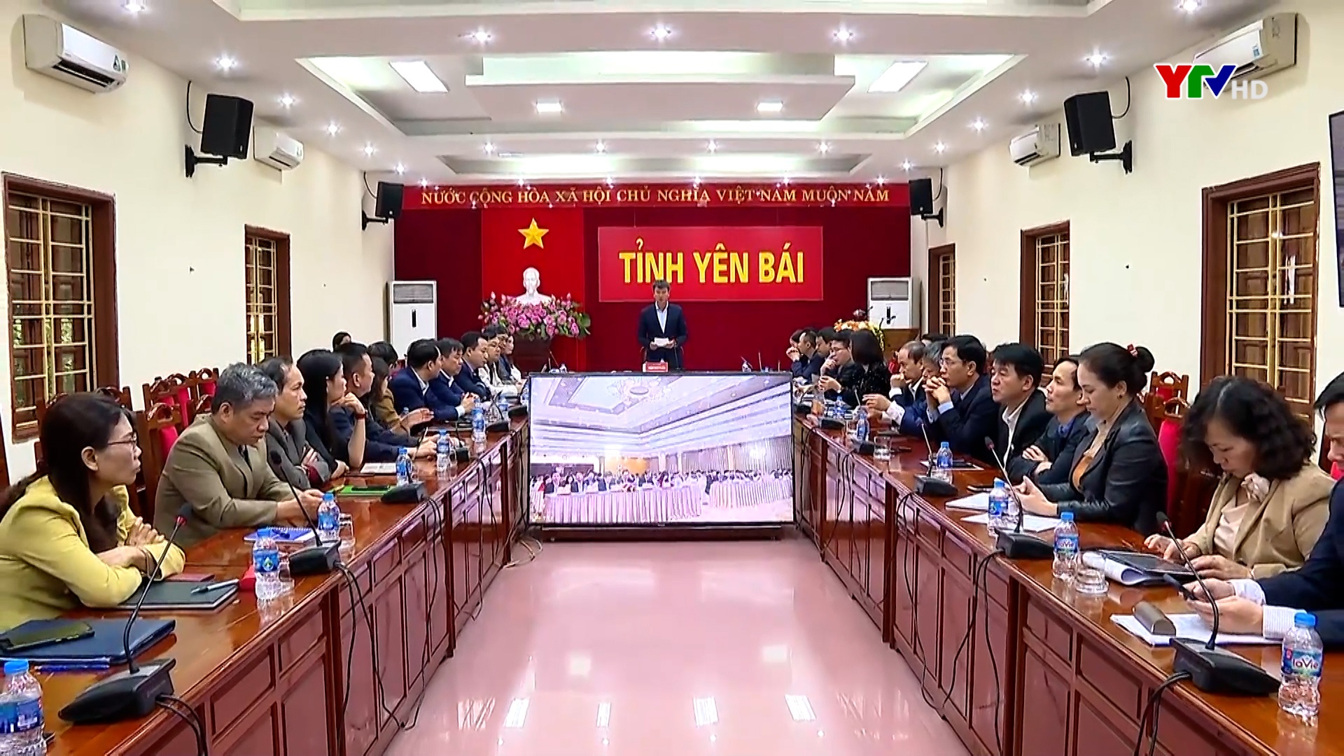 Chủ tịch UBND tỉnh Trần Huy Tuấn phát biểu tham luận tại Hội nghị trực tuyến toàn quốc triển khai công tác y tế năm 2024