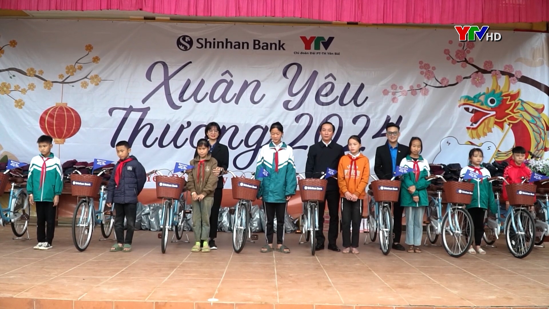 Chi đoàn Đài PT-TH Yên Bái mang "Xuân yêu thương" đến với học sinh có hoàn cảnh khó khăn tại xã Tân Hương, huyện Yên Bình