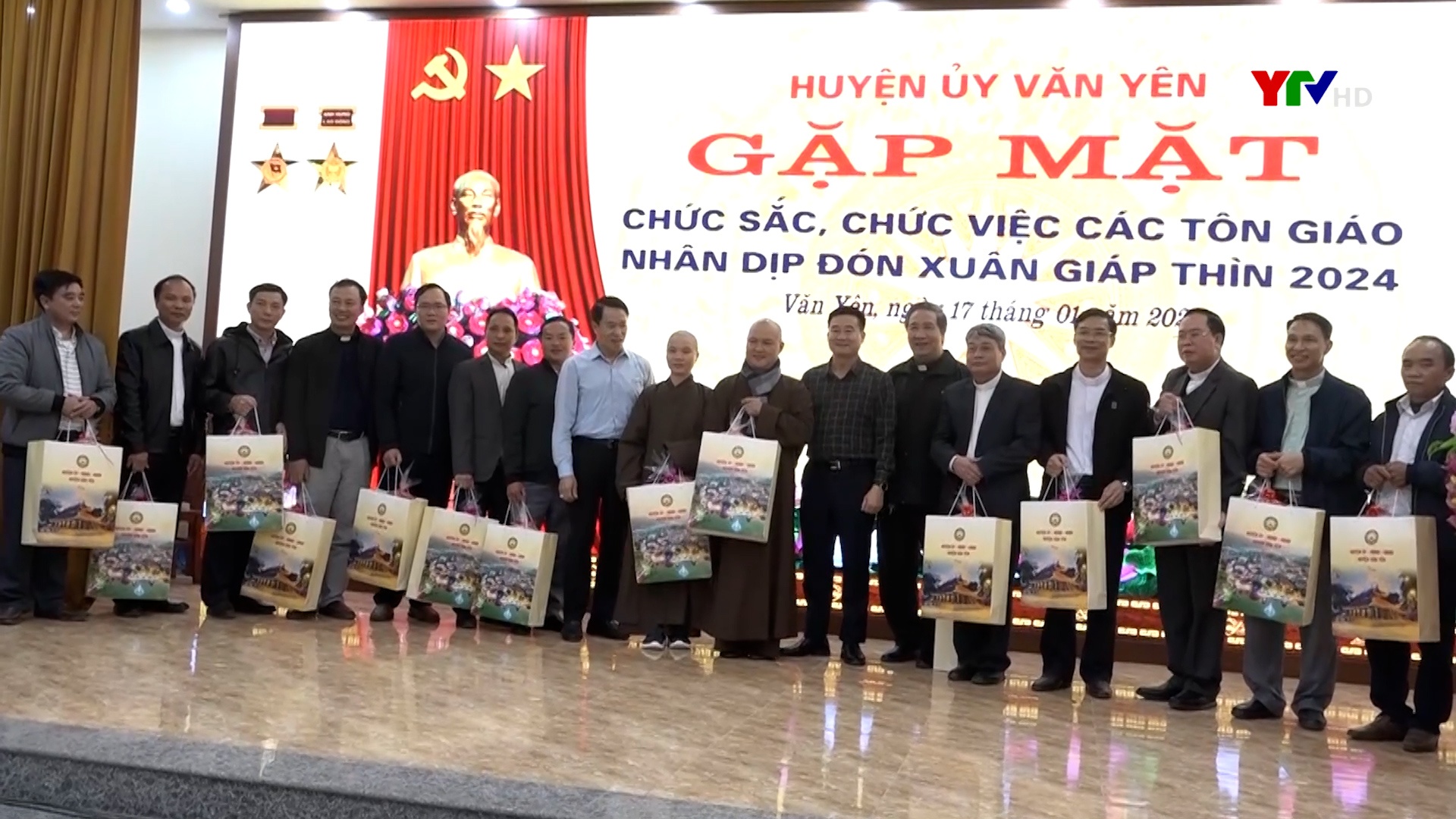 Huyện Yên Bình và huyện Văn Yên gặp mặt chức sắc, chức việc các tôn giáo