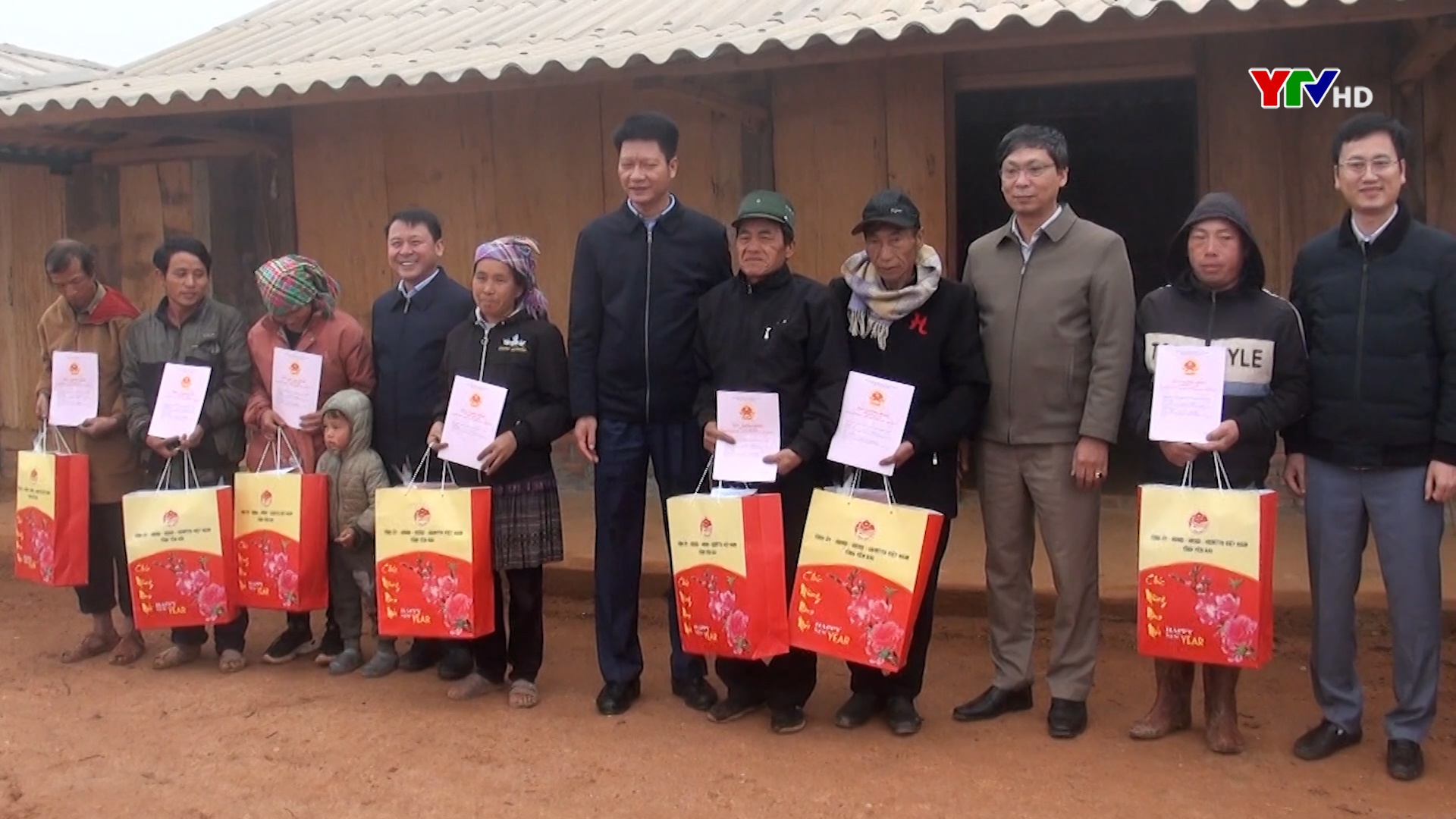 Đồng chí Phó Chủ tịch Thường trực UBND tỉnh Nguyễn Thế Phước tặng quà Tết tại huyện Mù Cang Chải