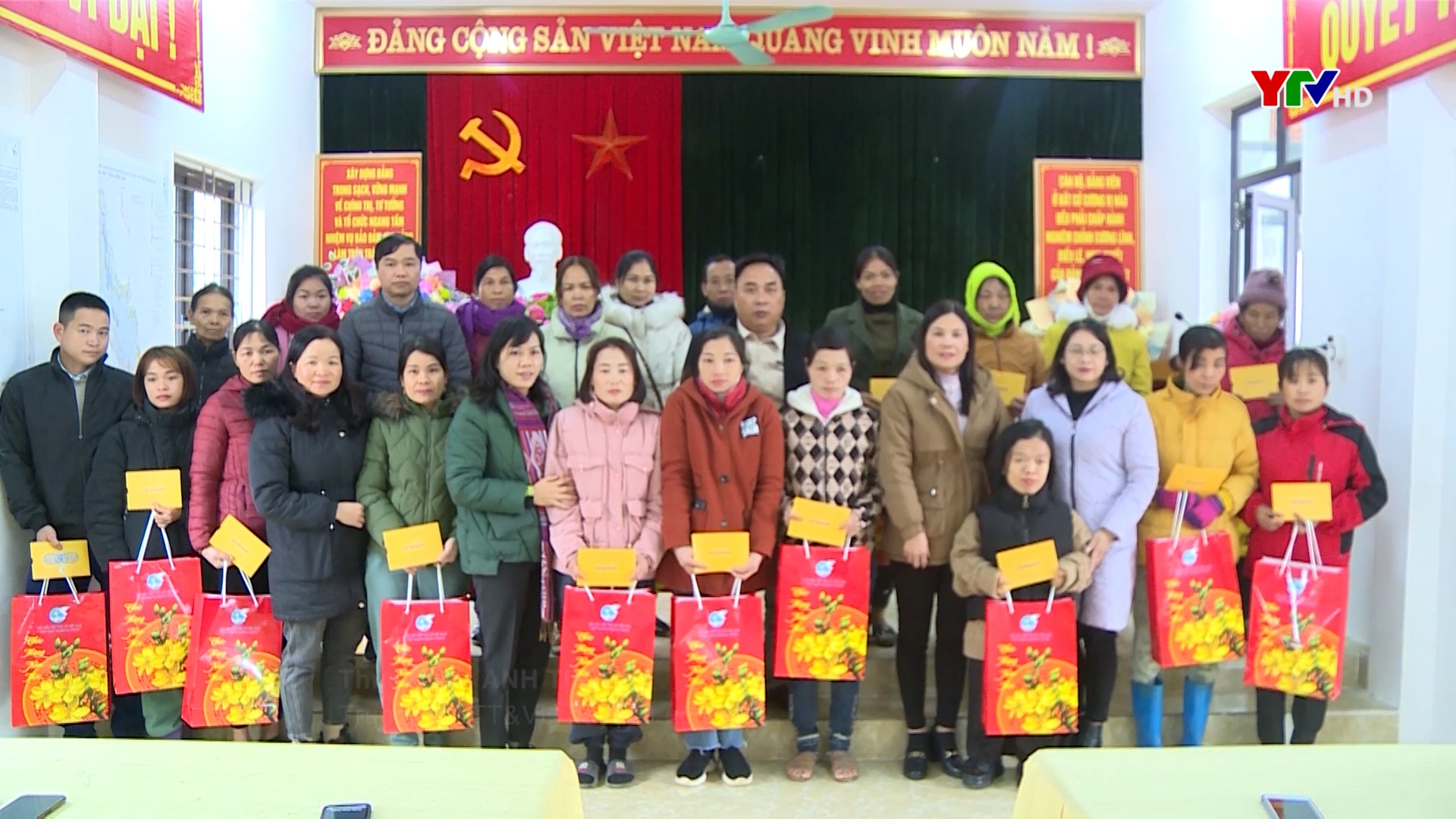 Hội LHPN tỉnh tặng quà Tết cho hội viên phụ nữ nghèo tại xã Minh Tiến, huyện Lục Yên