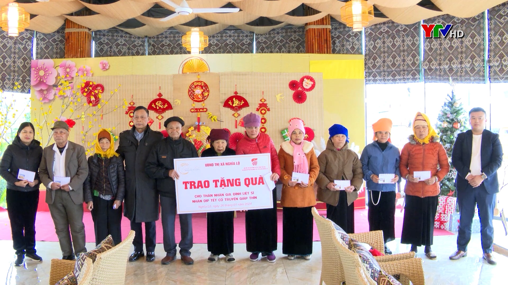 Hội Hỗ trợ gia đình liệt sĩ tỉnh trao quà Tết tại thị xã Nghĩa Lộ