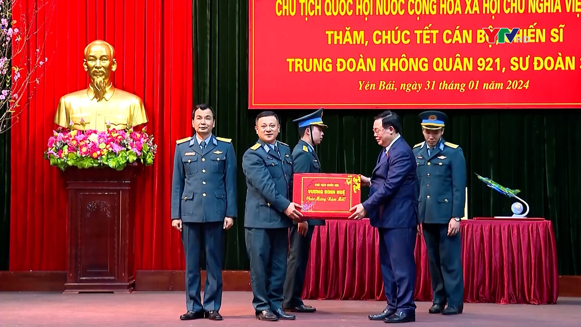 Chủ tịch Quốc hội Vương Đình Huệ thăm, chúc Tết các cán bộ, chiến sỹ Trung đoàn không quân 921