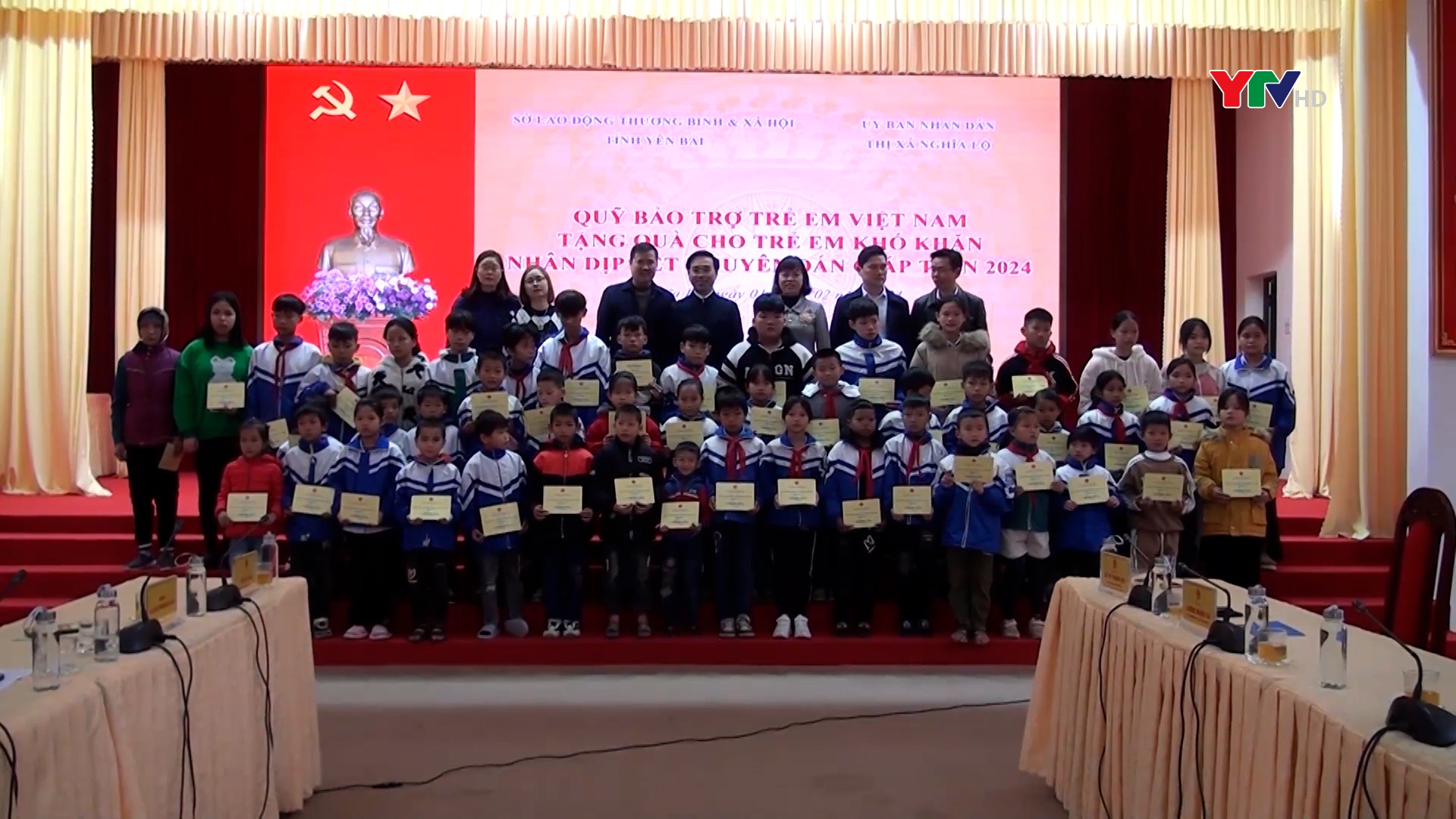 Huyện Văn Chấn và thị xã Nghĩa Lộ tặng quà Tết cho hộ nghèo, gia đình chính sách, trẻ em có hoàn cảnh khó khăn