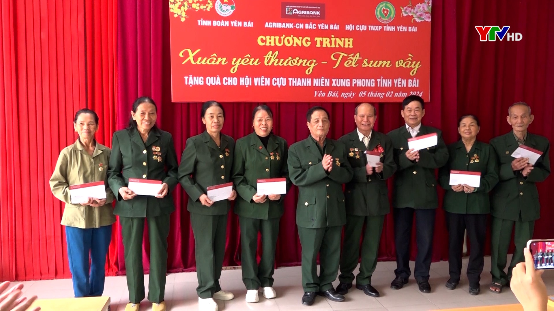 Ngân hàng NN và PTNT Chi nhánh Bắc Yên Bái tặng 20 suất quà cho cựu TNXP
