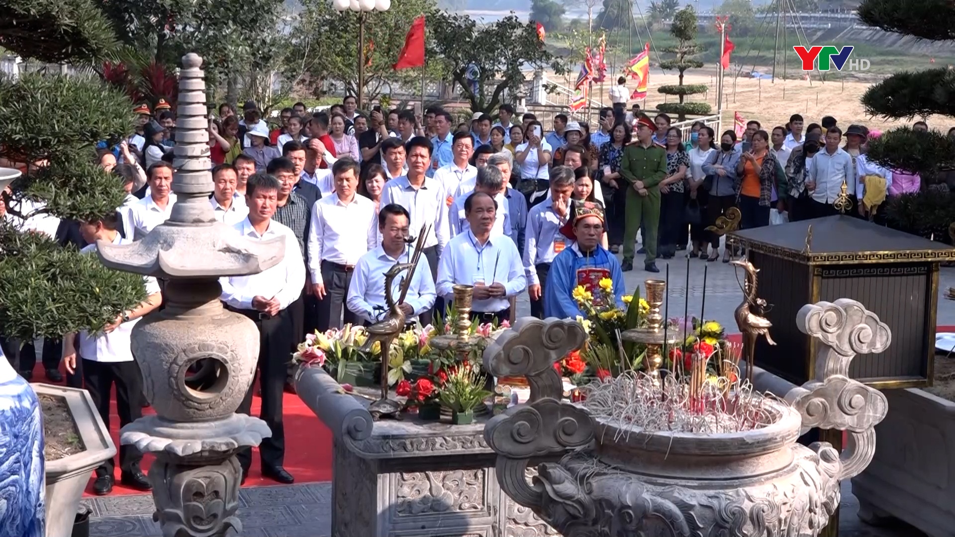 Các đồng chí lãnh đạo tỉnh dâng hương tại Đền Đông Cuông