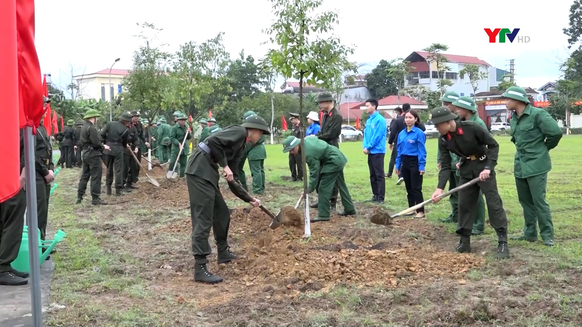Trấn Yên: 179 tân binh tham gia trồng cây xanh đầu xuân