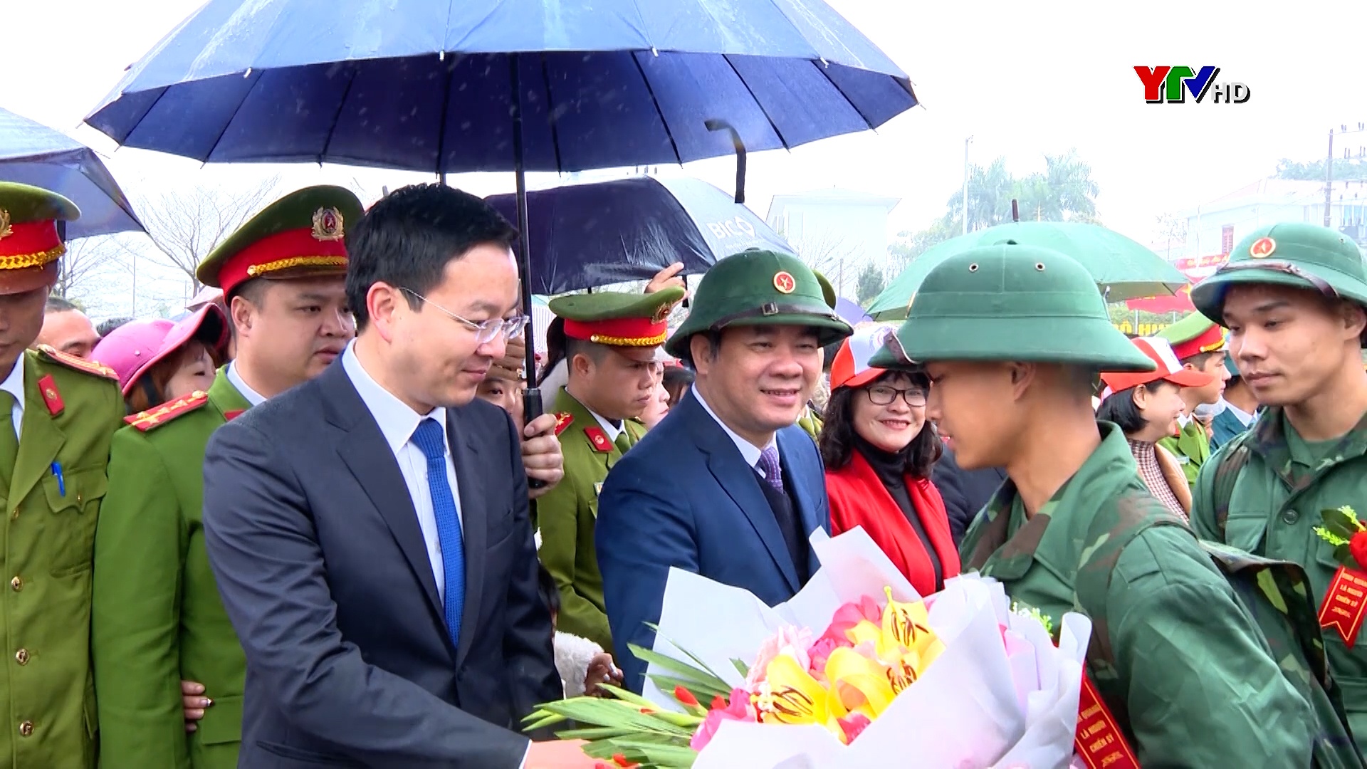 Đồng chí Phó Bí thư Thường trực Tỉnh ủy Tạ Văn Long dự Lễ giao, nhận quân tại huyện Yên Bình