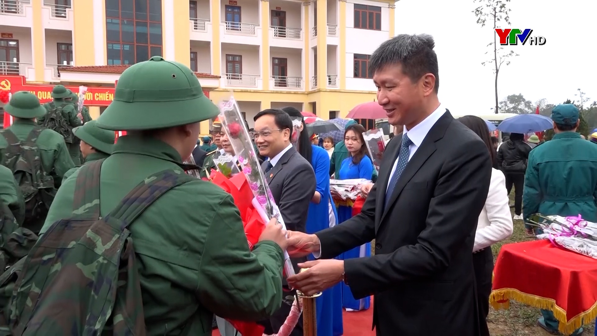 Đồng chí Chủ tịch UBND tỉnh Trần Huy Tuấn dự Lễ tiễn 82 tân binh thành phố Yên Bái lên đường nhập ngũ