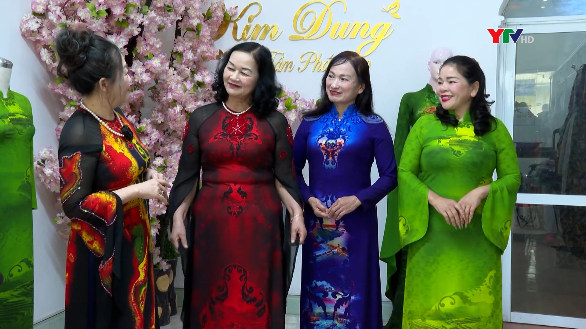 Người lan tỏa giá trị di sản văn hóa Yên Bái trên áo dài truyền thống