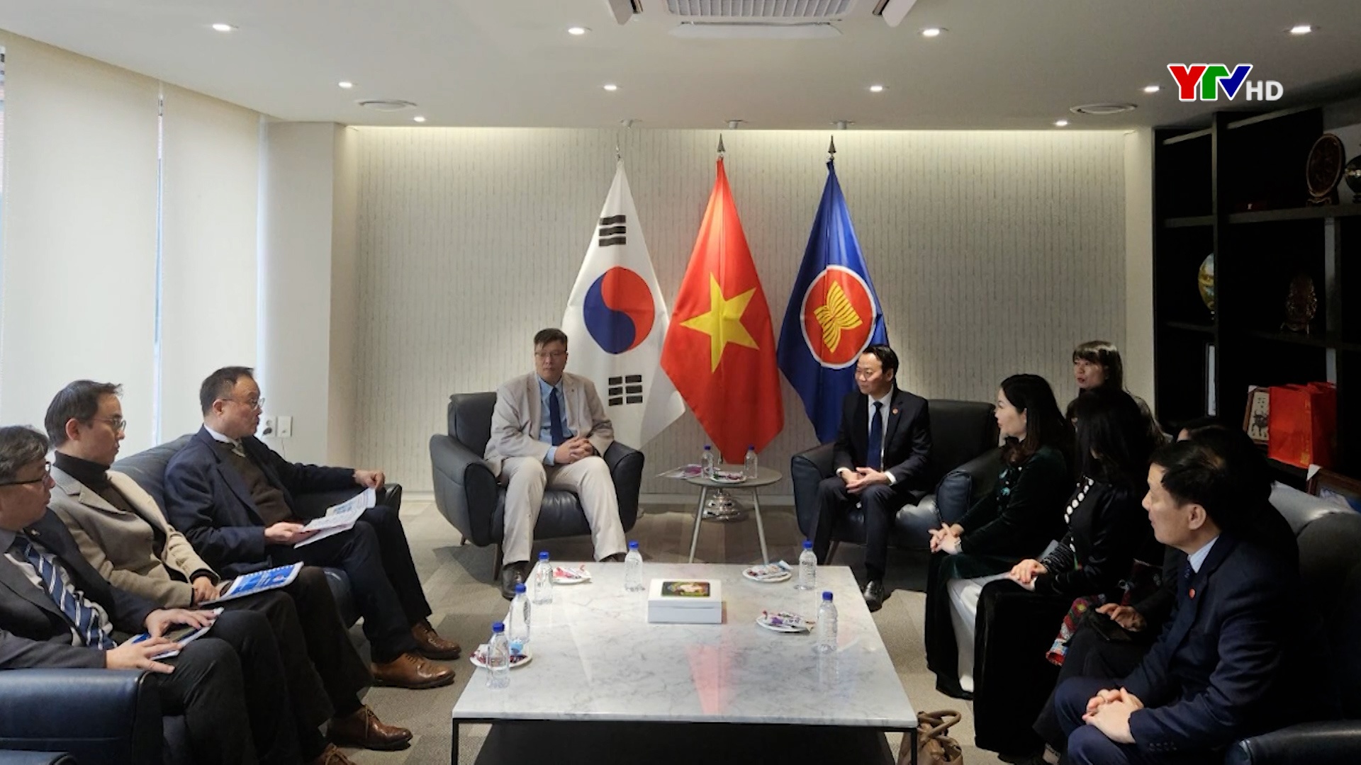 Đồng chí Bí thư Tỉnh ủy Đỗ Đức Duy làm việc với Đại sứ quán Việt Nam tại Hàn Quốc