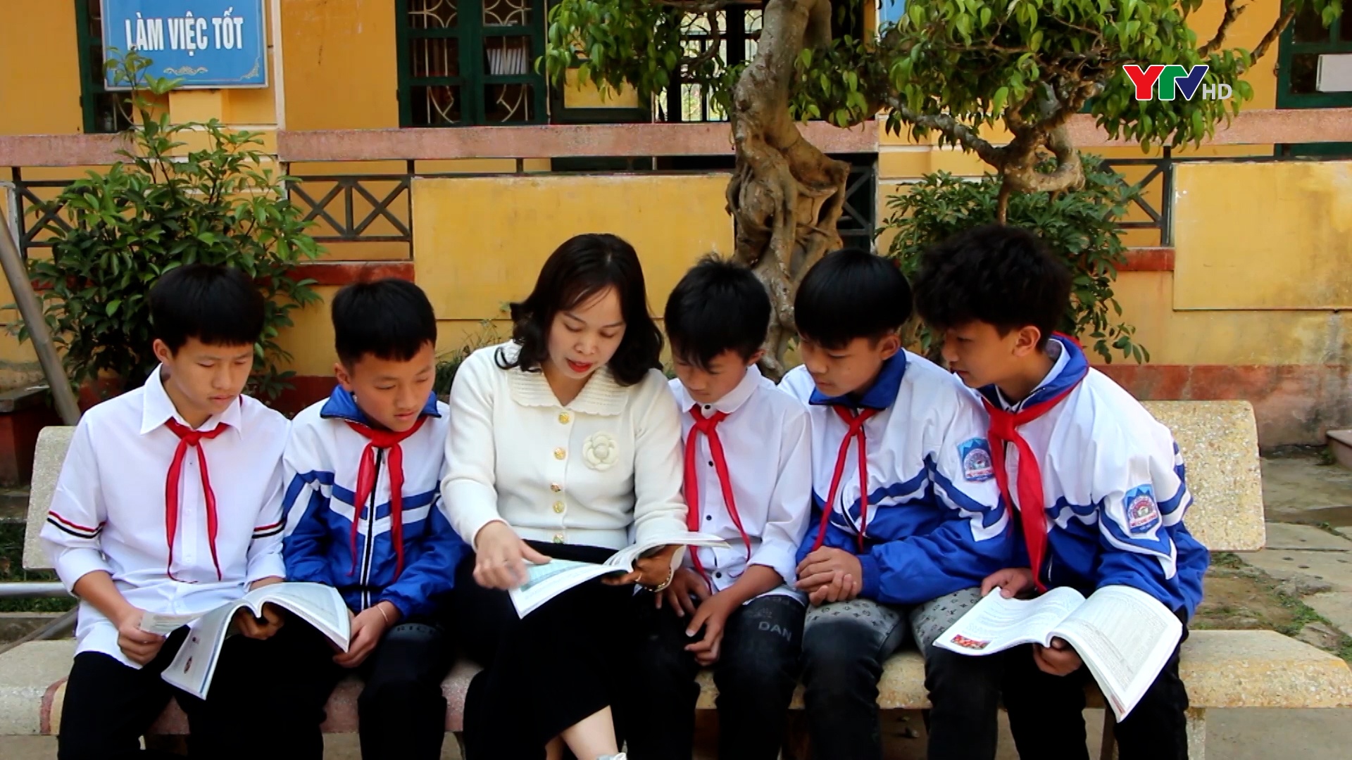 Nhà giáo Ưu tú Nguyễn Thị Oanh - Người lái đò thầm lặng