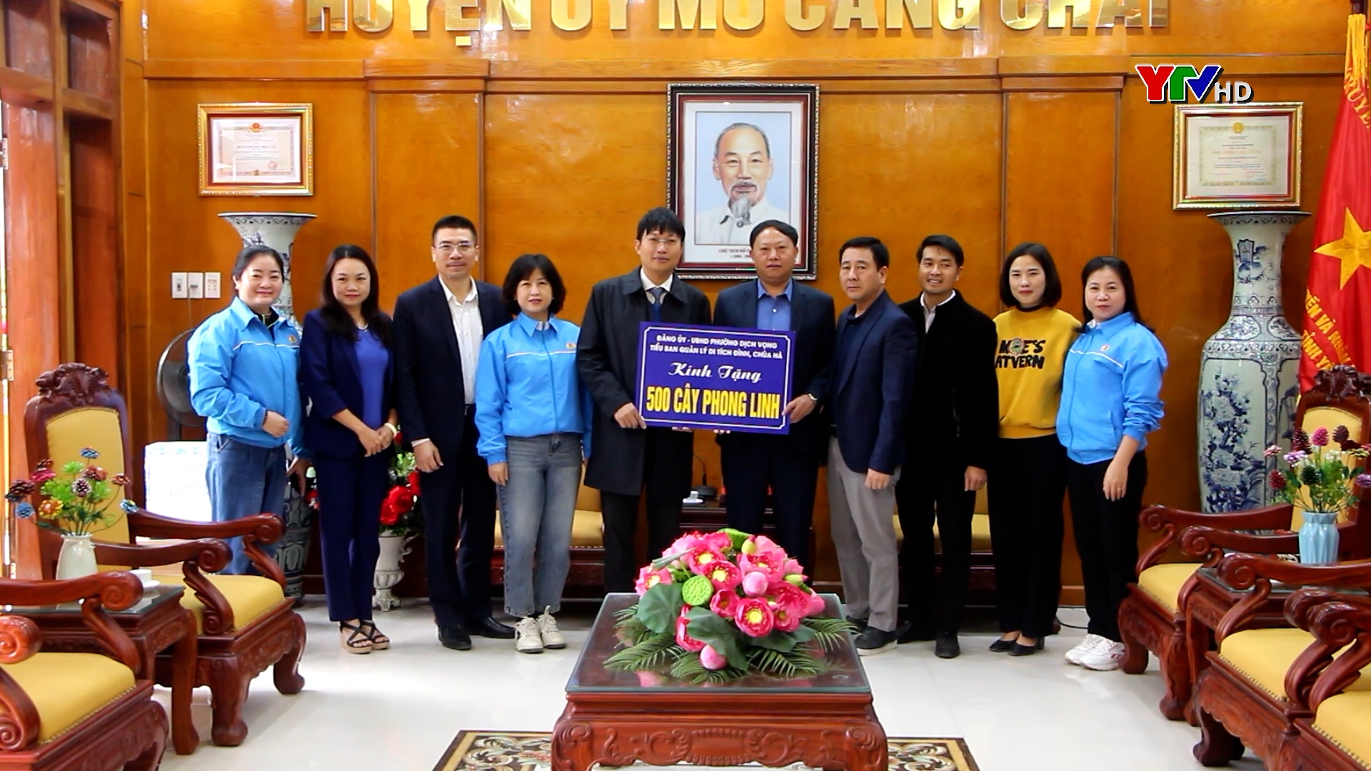 Ban Dân vận quận ủy Cầu Giấy (Hà Nội) thăm và tặng quà tại huyện Mù Cang Chải
