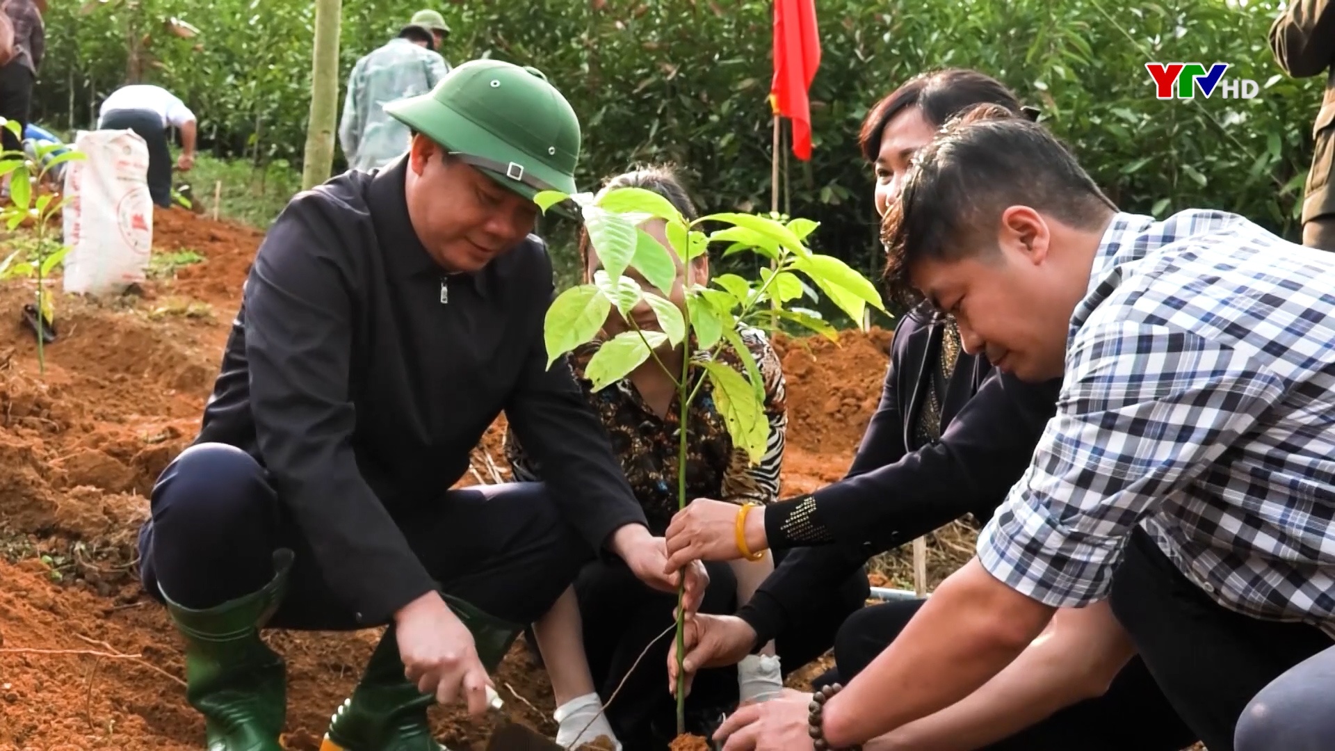Đồng chí Phó Bí thư Thường trực Tỉnh ủy Tạ Văn Long tham gia trồng cây, hỗ trợ hội viên nông dân xây dựng mô hình trồng rừng gỗ lớn
