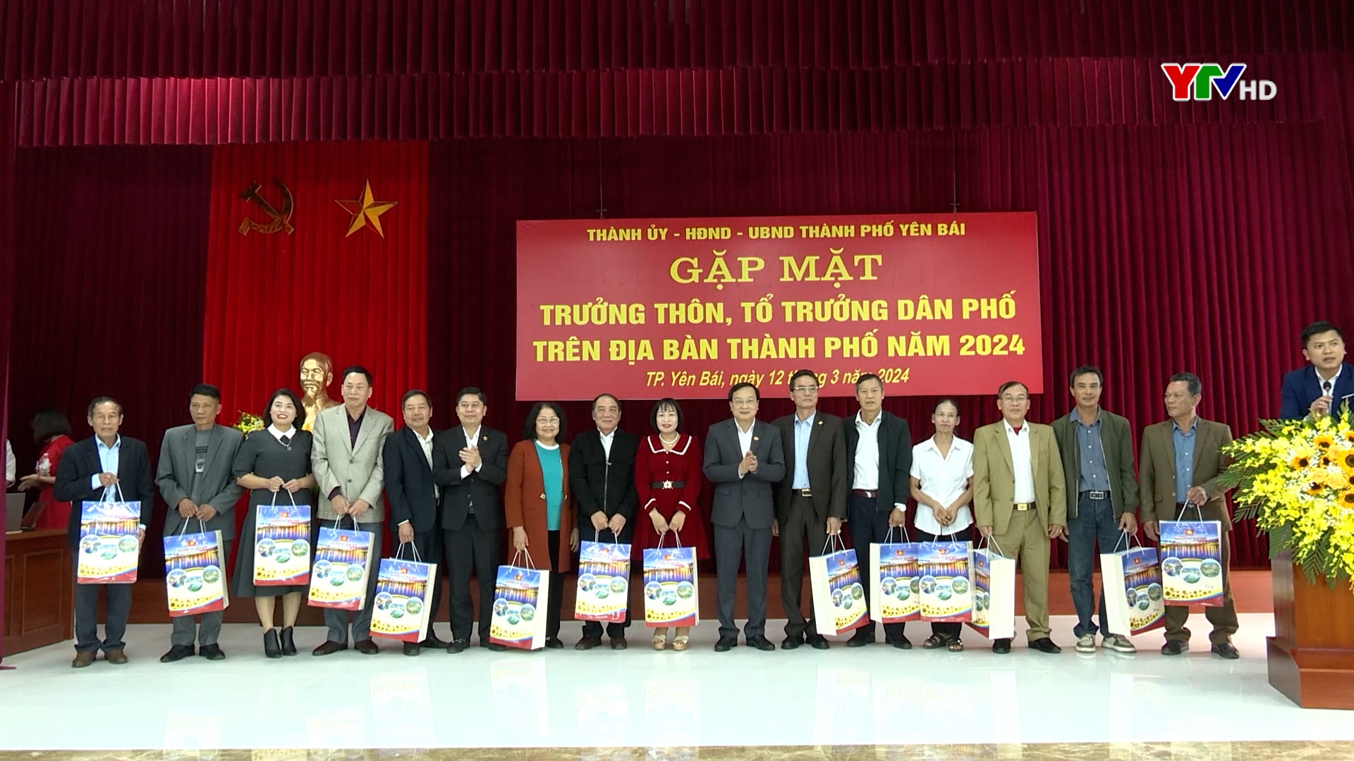 Đồng chí Chủ tịch UBND tỉnh Trần Huy Tuấn dự Hội nghị gặp mặt trưởng thôn, tổ trưởng dân phố trên địa bàn thành phố Yên Bái năm 2024