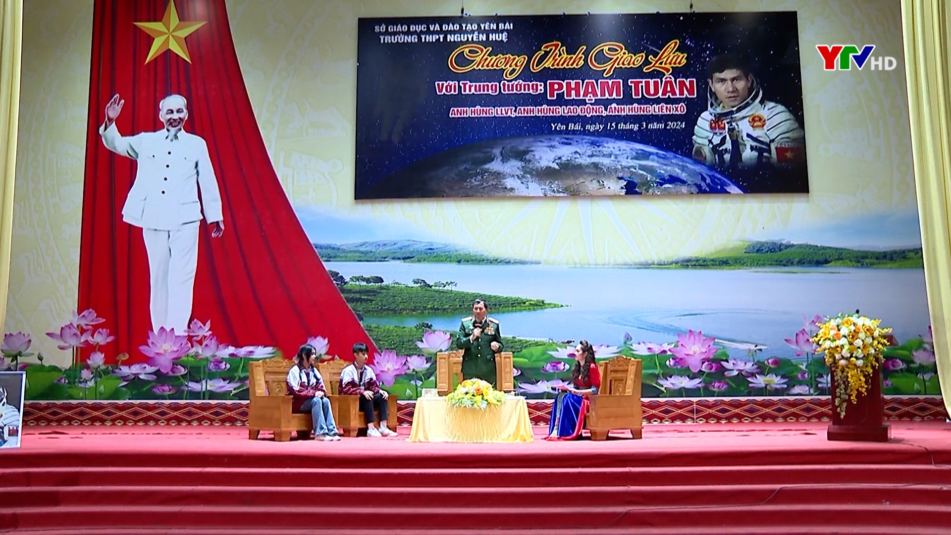 Trường THPT Nguyễn Huệ giao lưu với nhân chứng lịch sử - Trung tướng, anh hùng Phạm Tuân